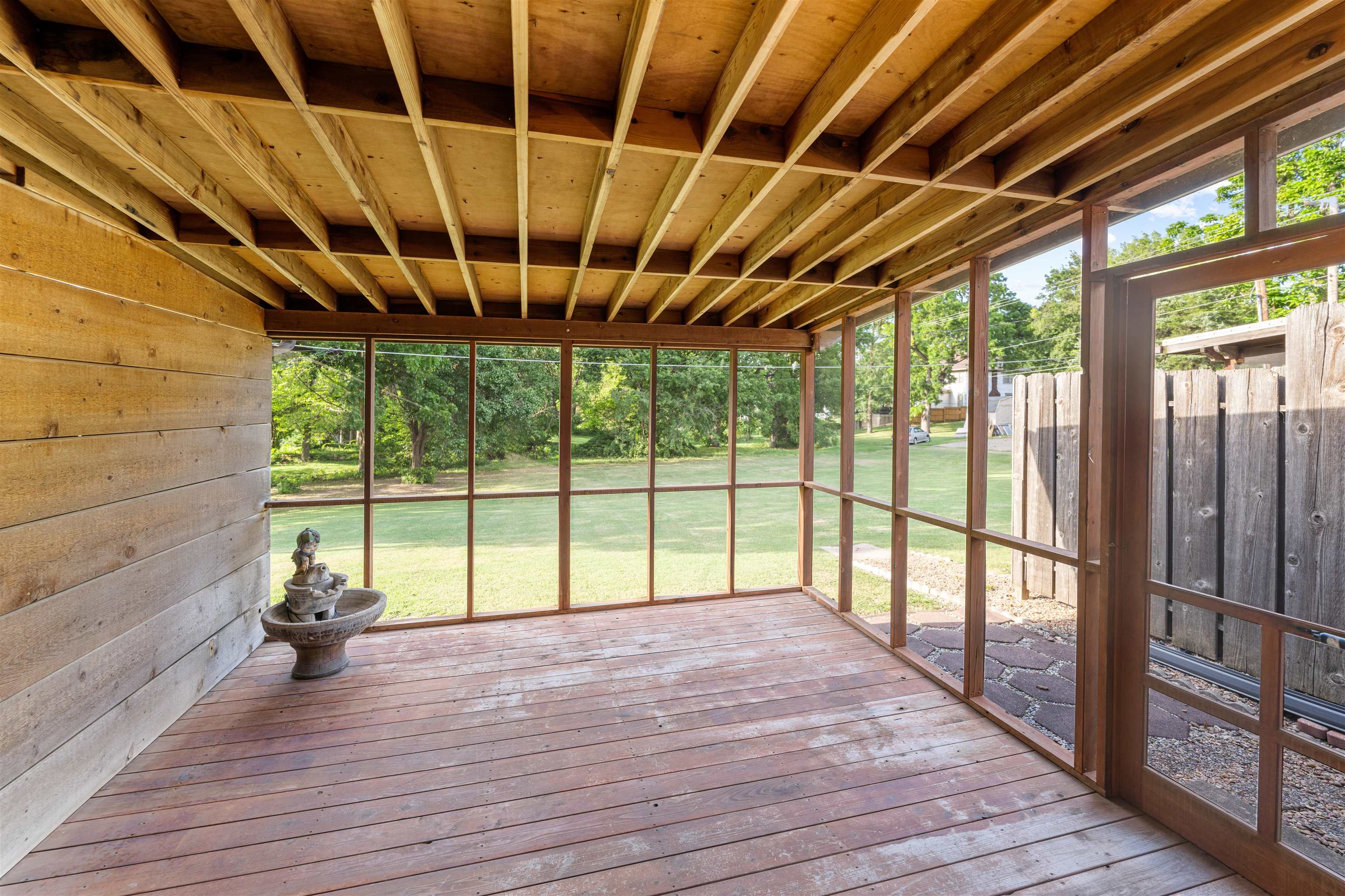 114 W Green St Property Photo 4