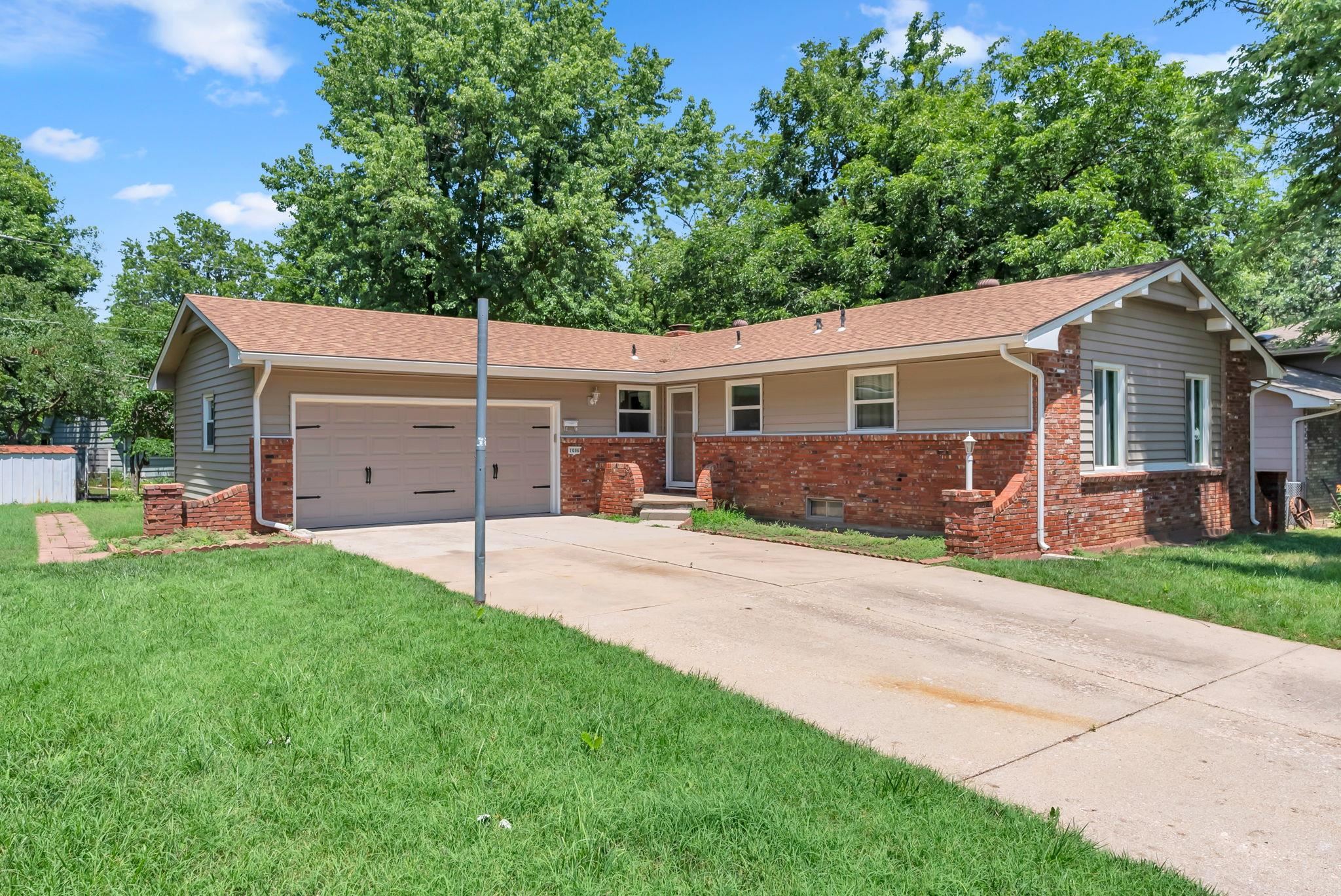 1006 E Bodine Dr Property Photo 1