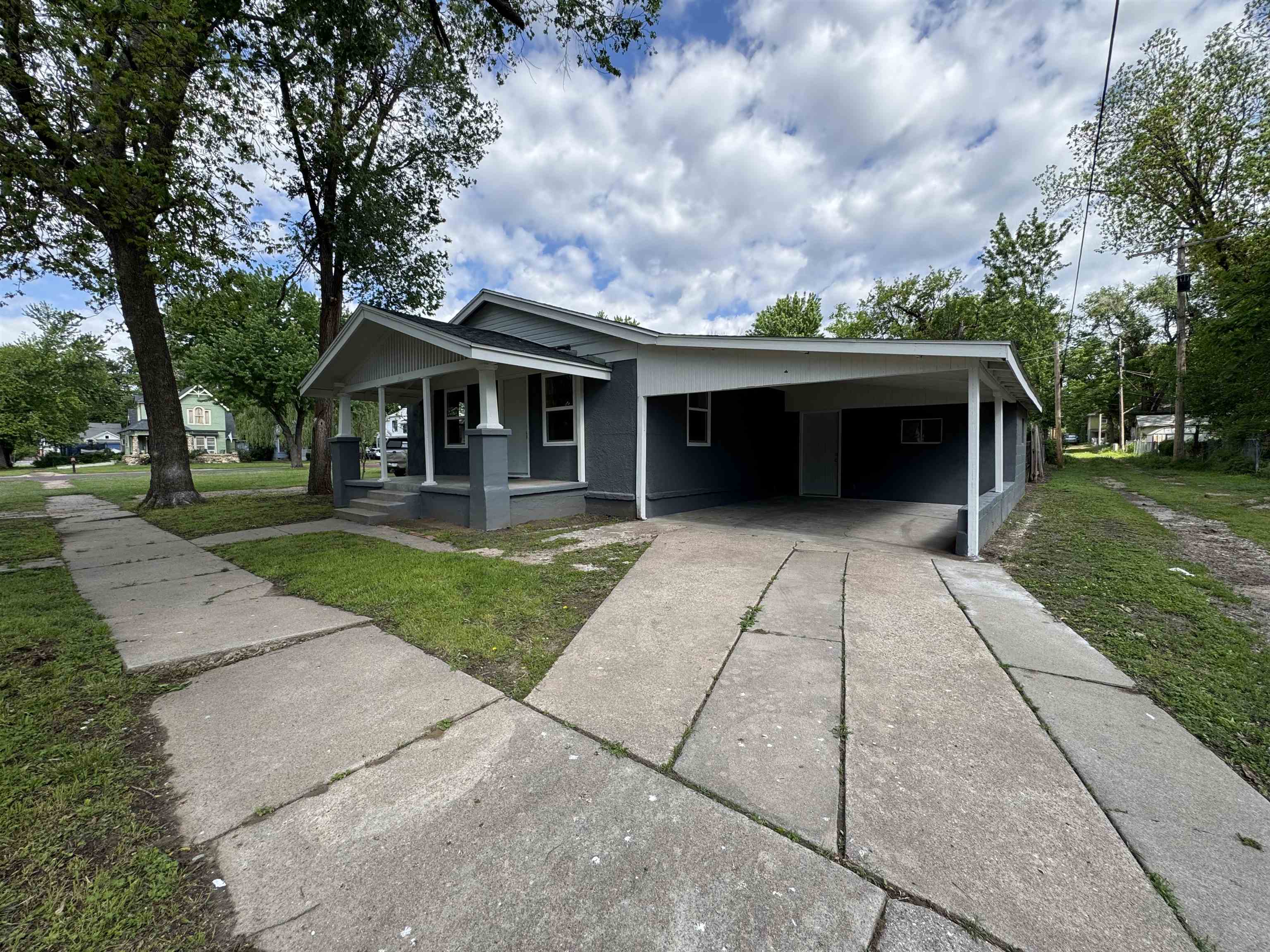 210 E Quincy Property Photo 1
