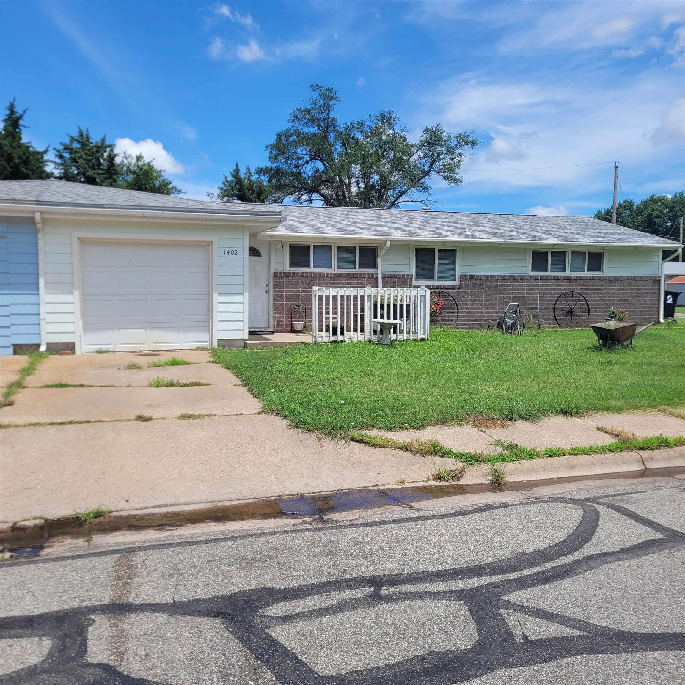 1402 Glenshire St Property Photo