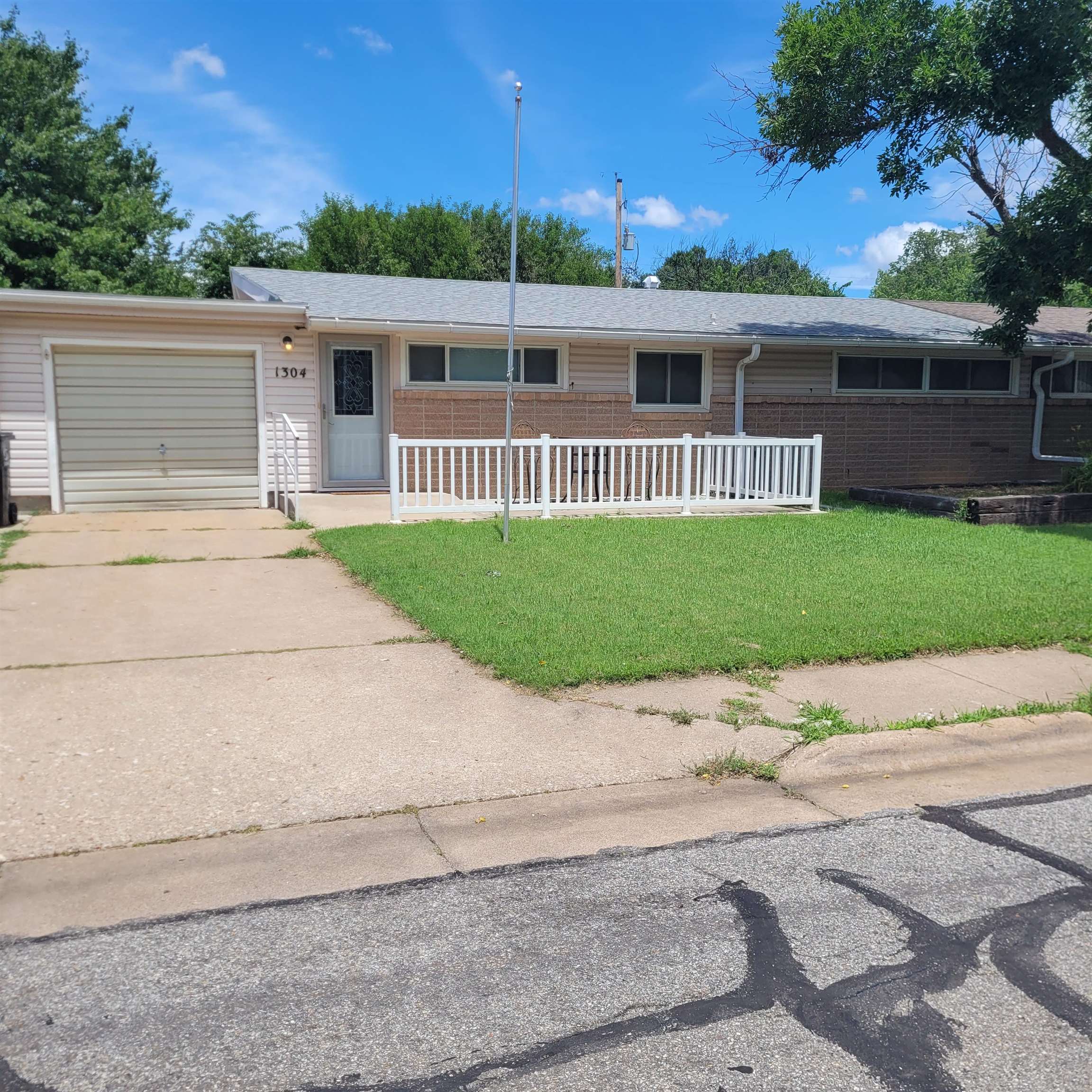 1304 Fairway St Property Photo 1