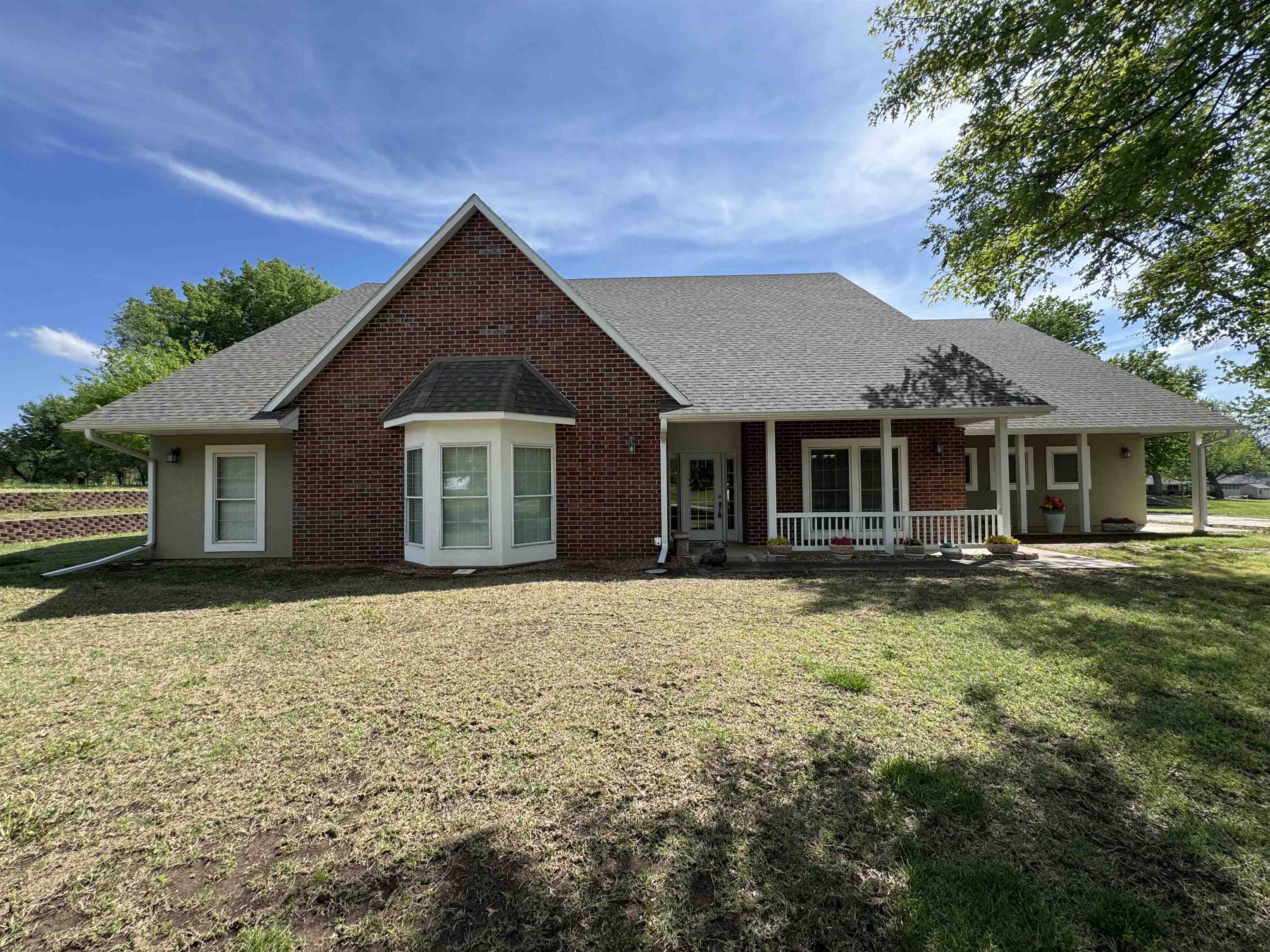 1923 Eastridge Dr Property Photo 1