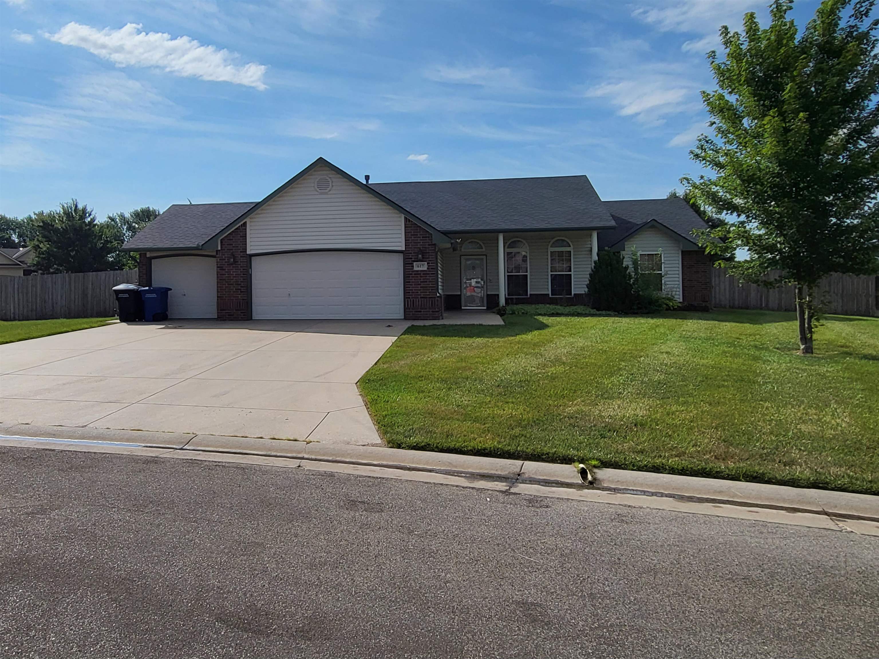 617 E Country Lane Drive Property Photo 1