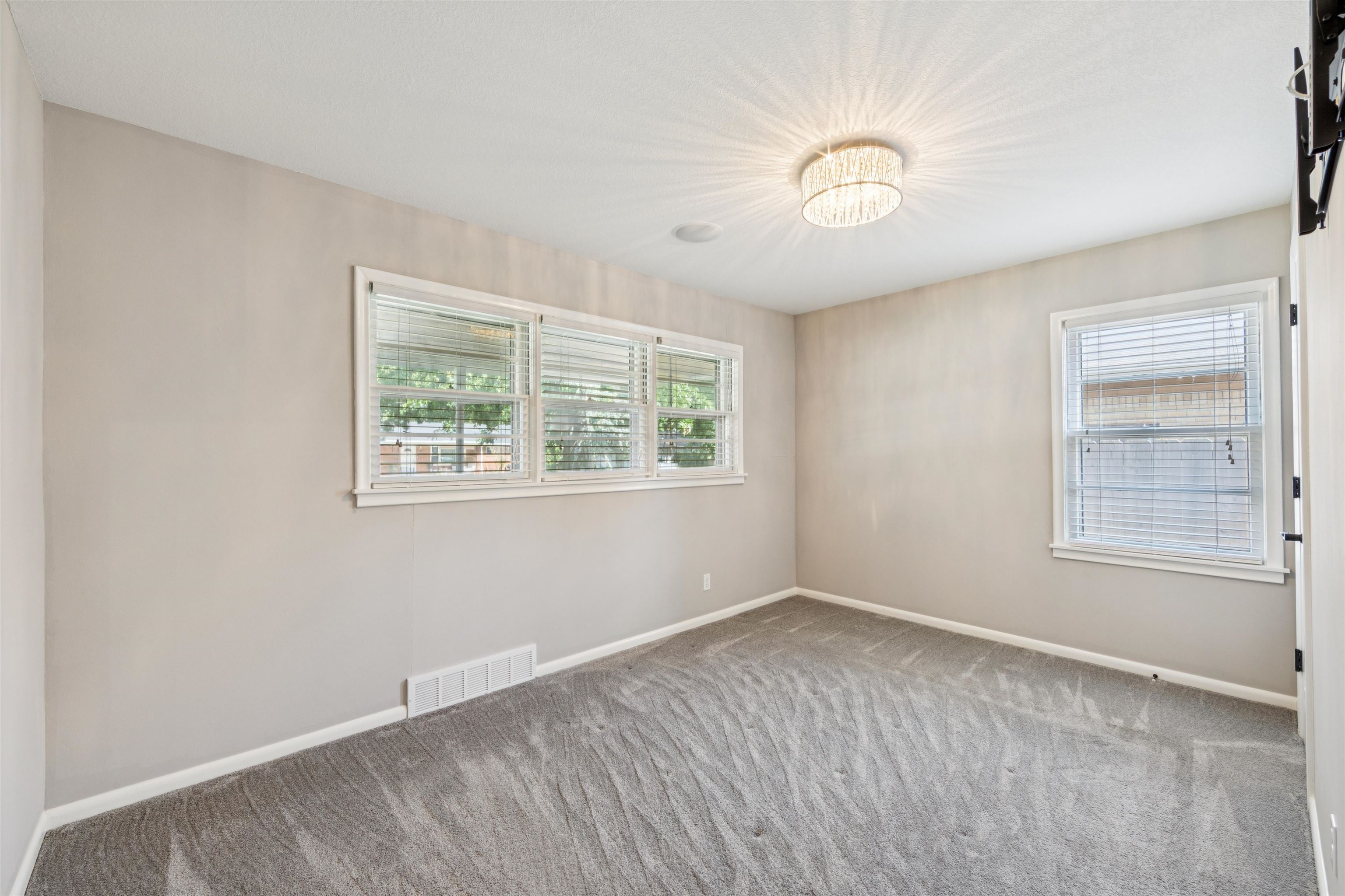 1227 N Derby Ave Property Photo 19