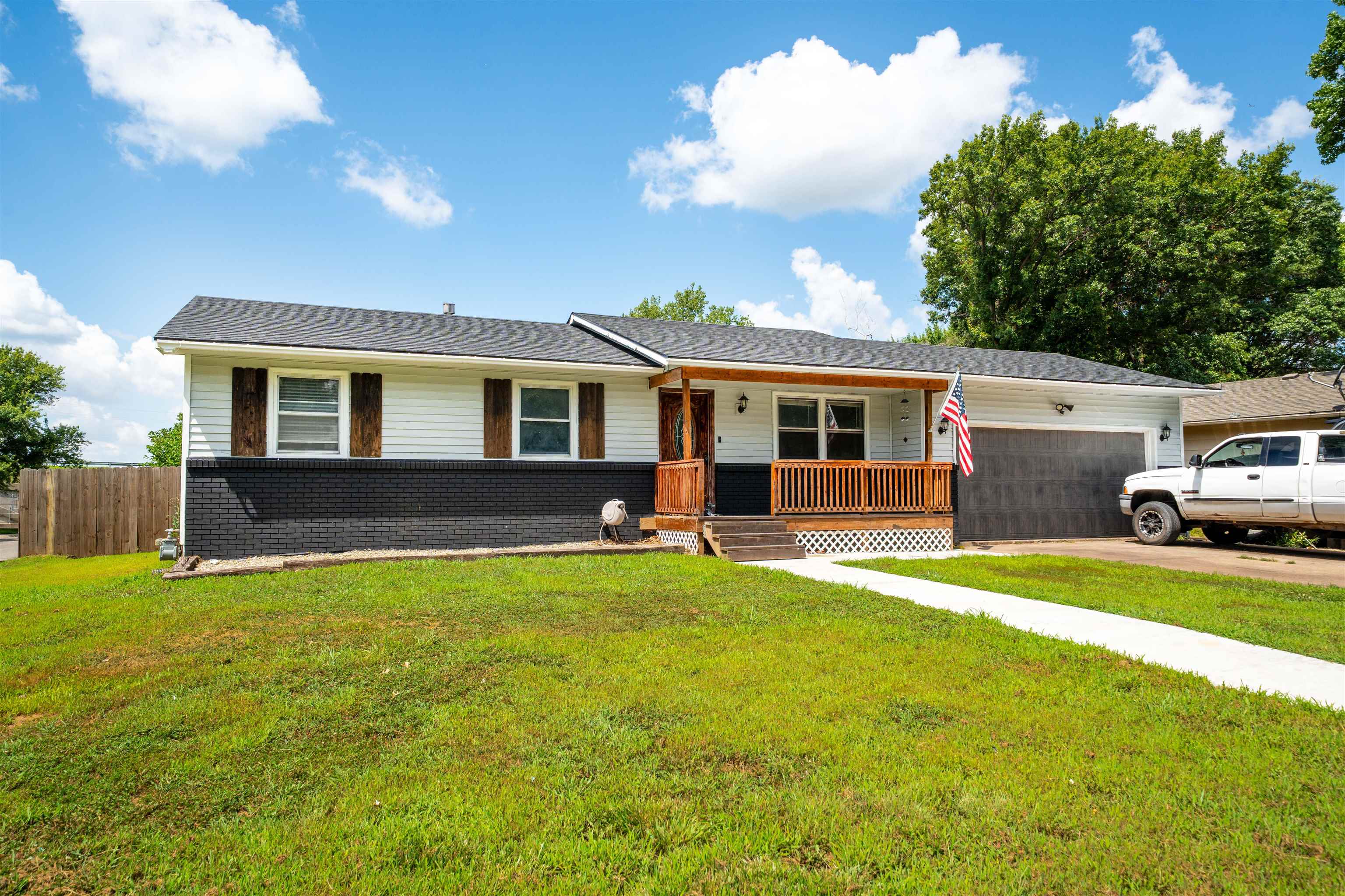 1401 Mundell Dr Property Photo 1