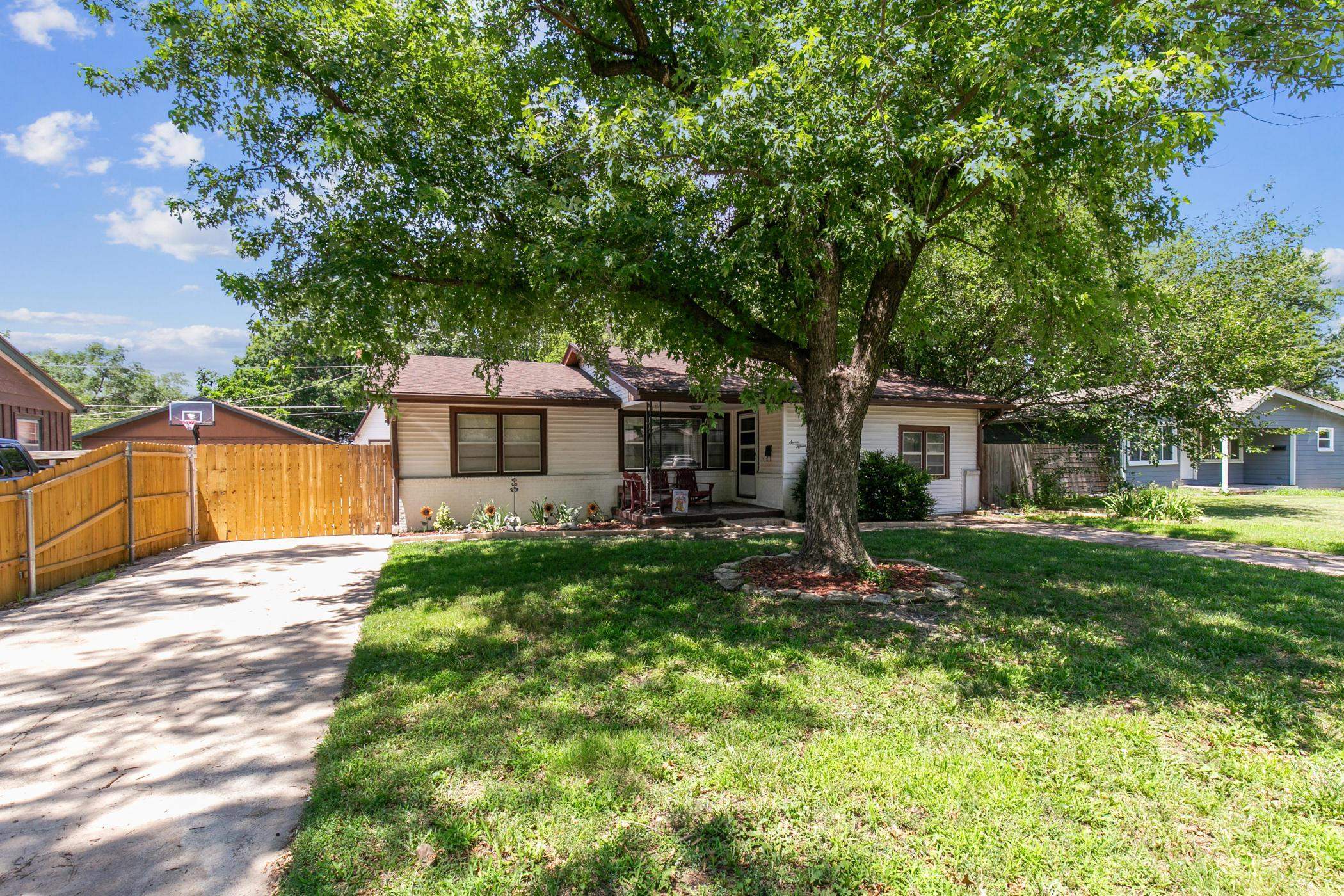 715 N Abilene Ave Property Photo 1