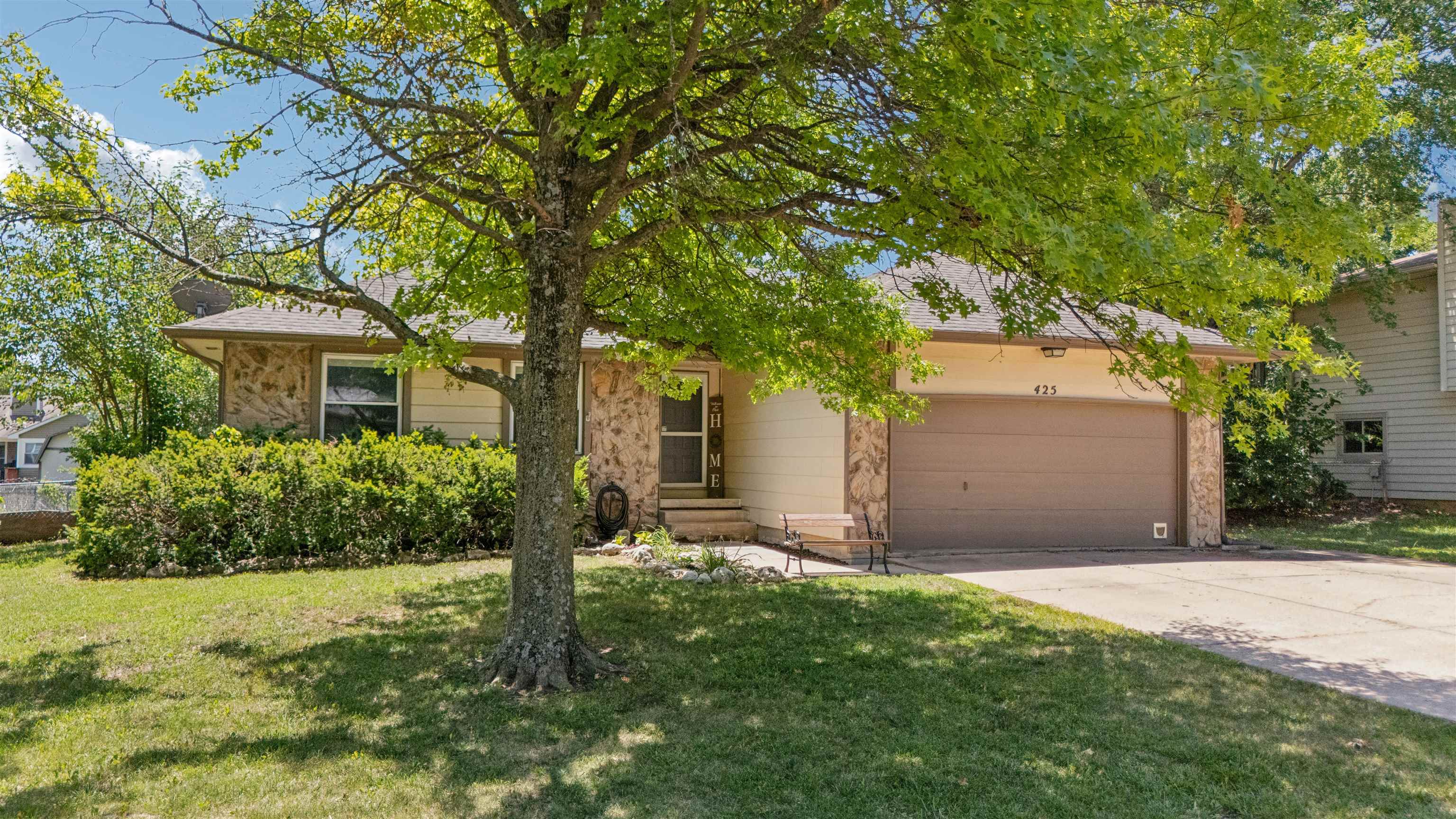 425 E Pecan Ln Property Photo 1