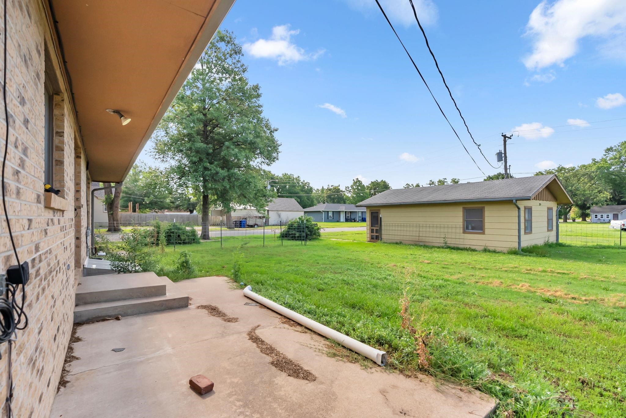 401 S Edwards Ave. Property Photo 23