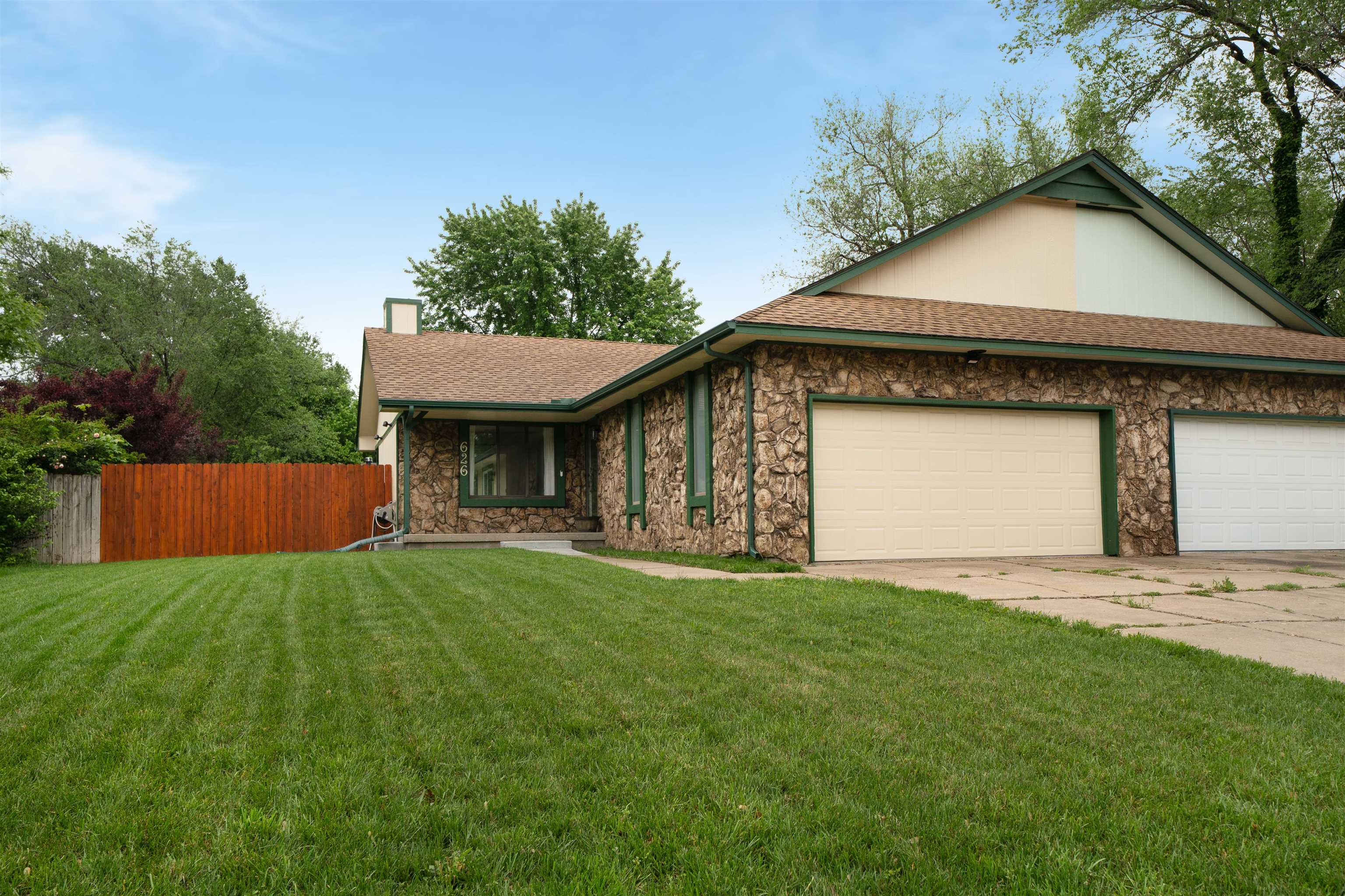 626 N Oak Forest St Property Photo 1