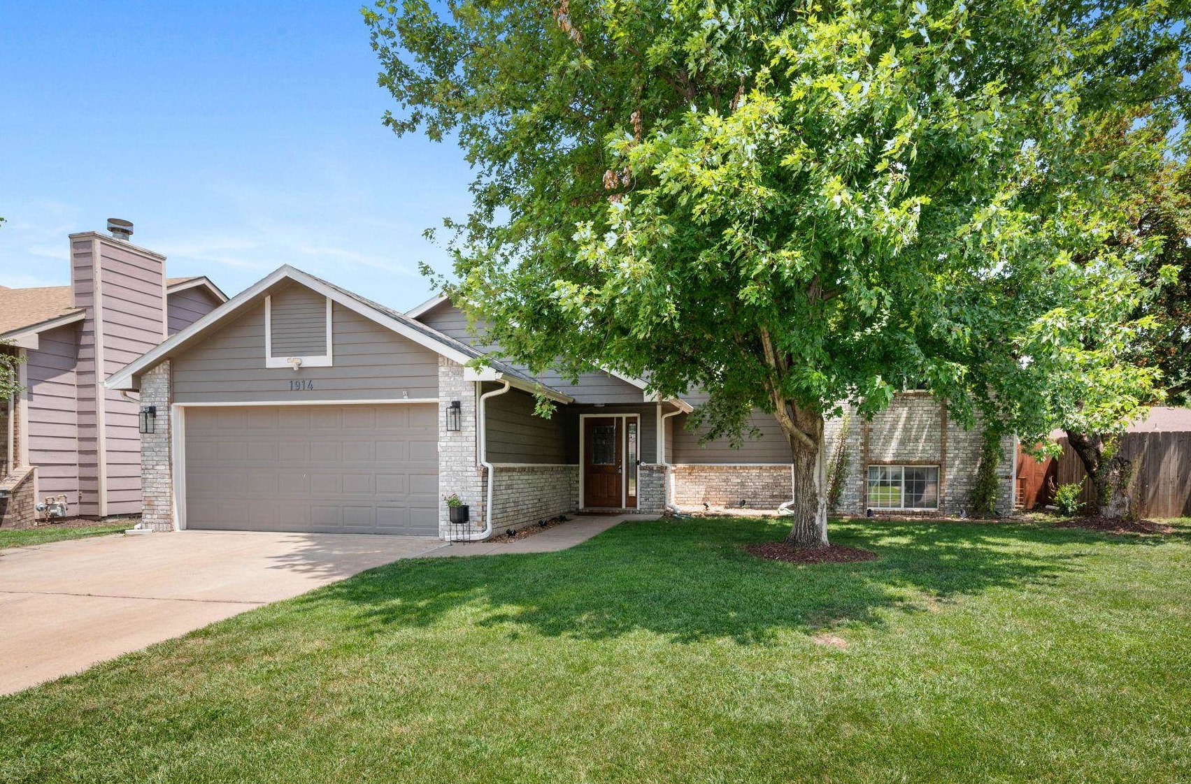 1914 N Redbarn Ln Property Photo 1