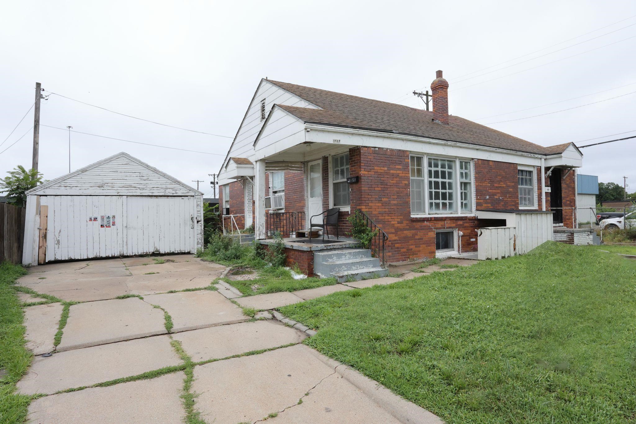 1617 E Lewis St Property Photo 1