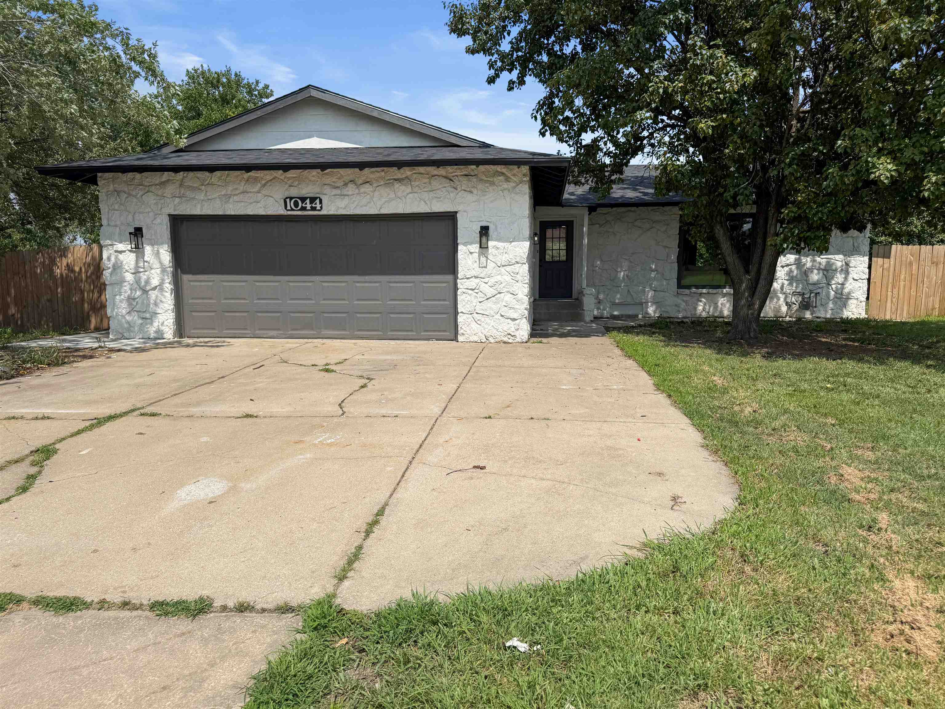 1044 S Beech Property Photo 1