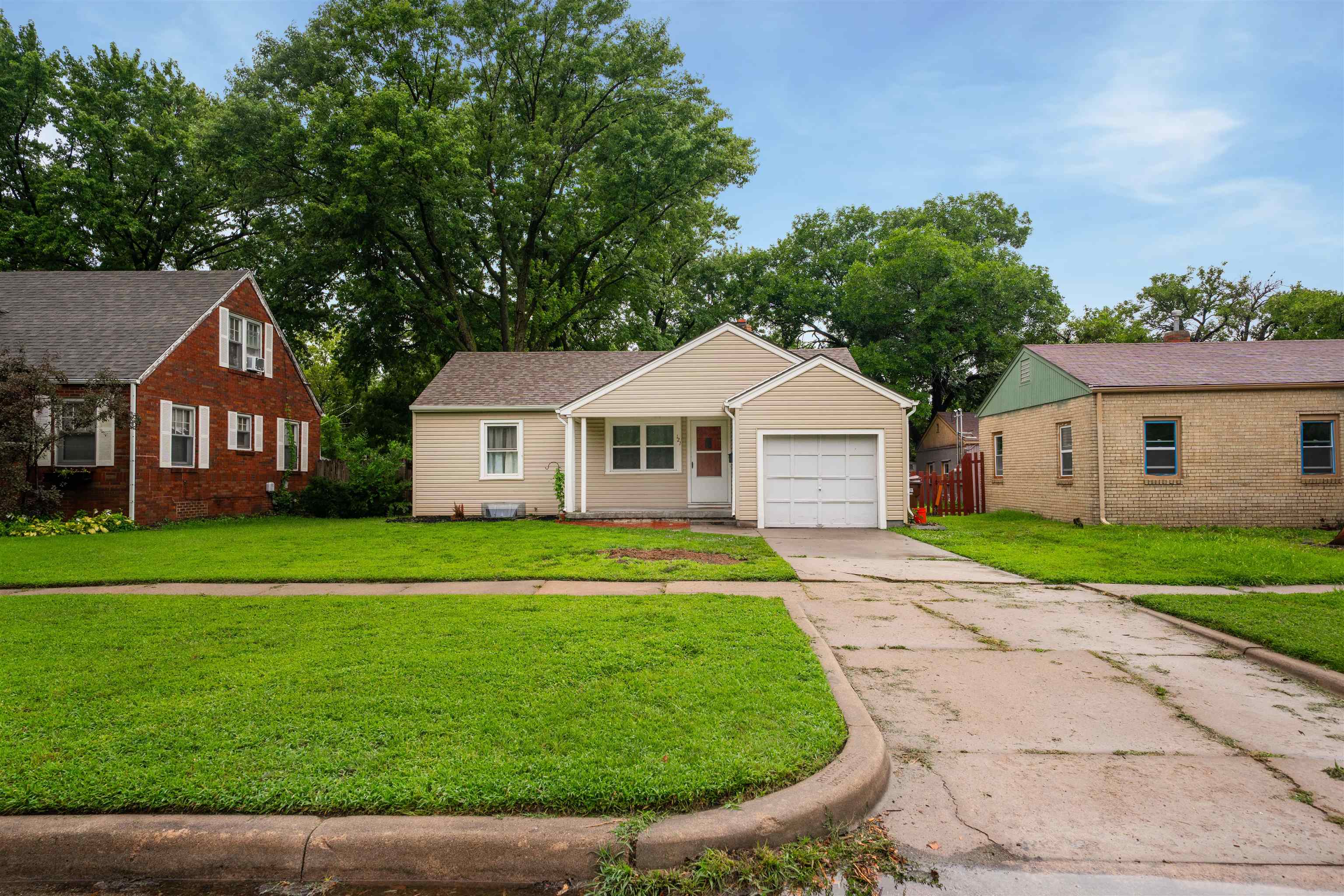 121 S Saint Paul St Property Photo