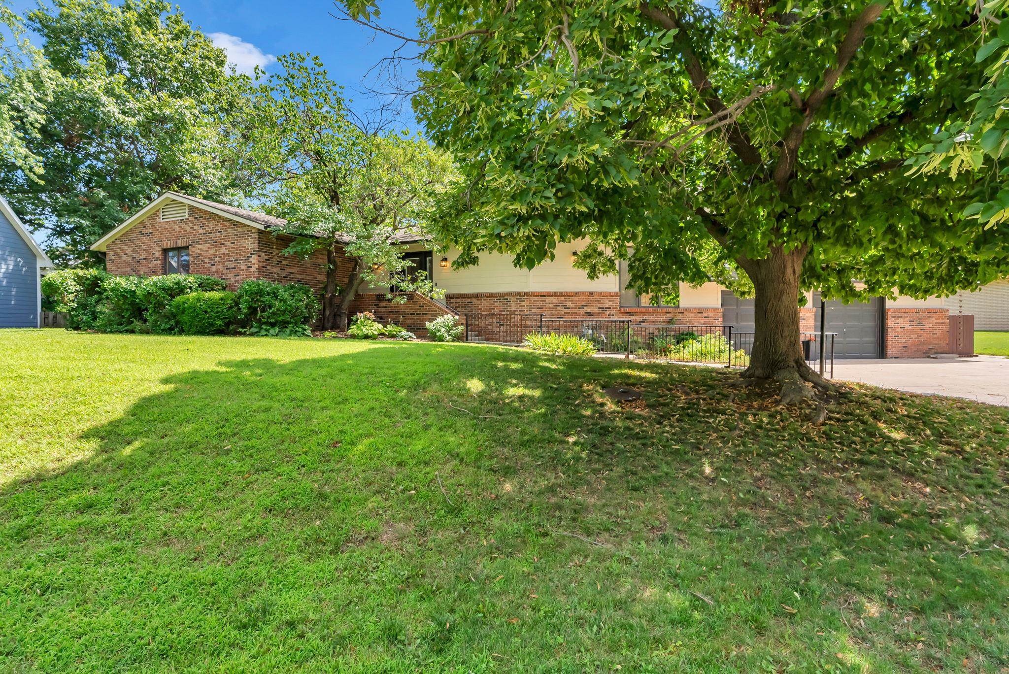709 Country Club Dr Property Photo 1