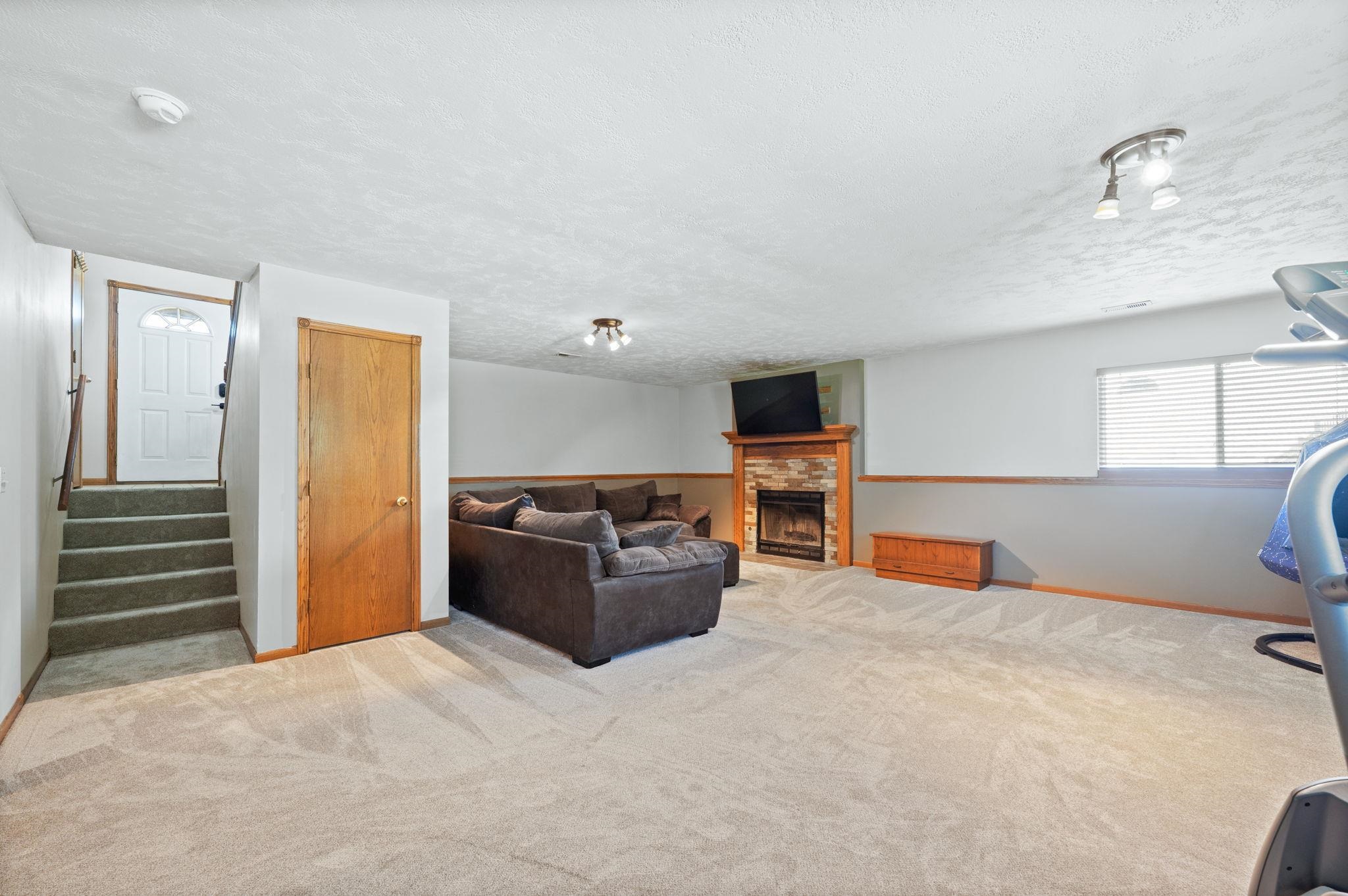402 S Limuel St Property Photo 13