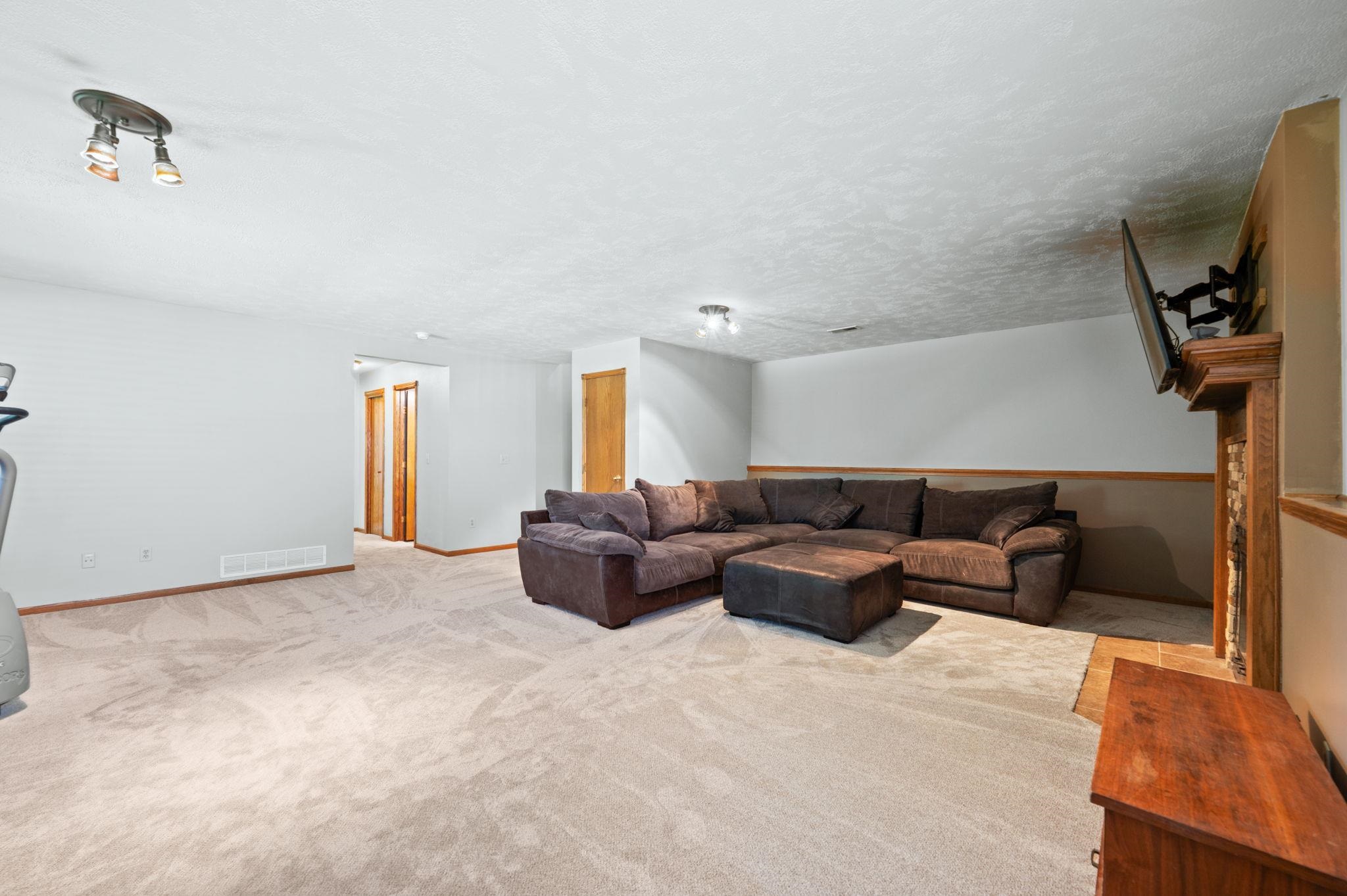 402 S Limuel St Property Photo 14