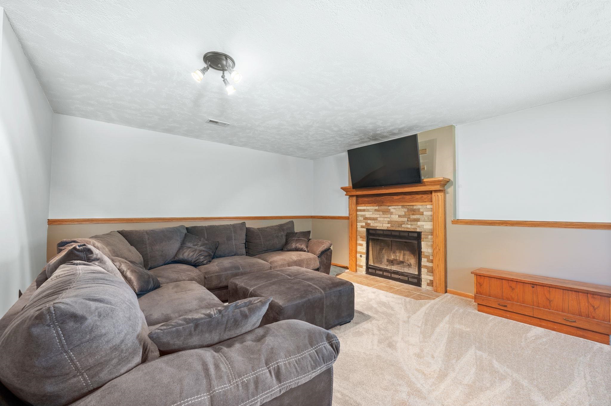 402 S Limuel St Property Photo 16
