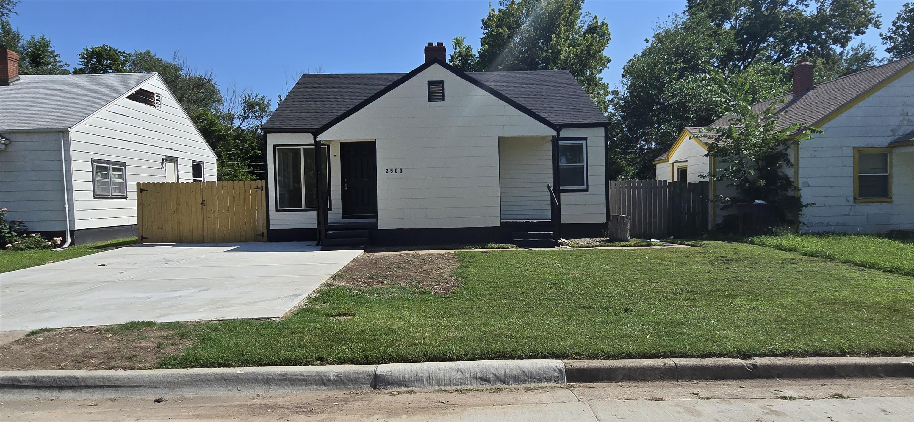 2503 E Mossman Property Photo 1