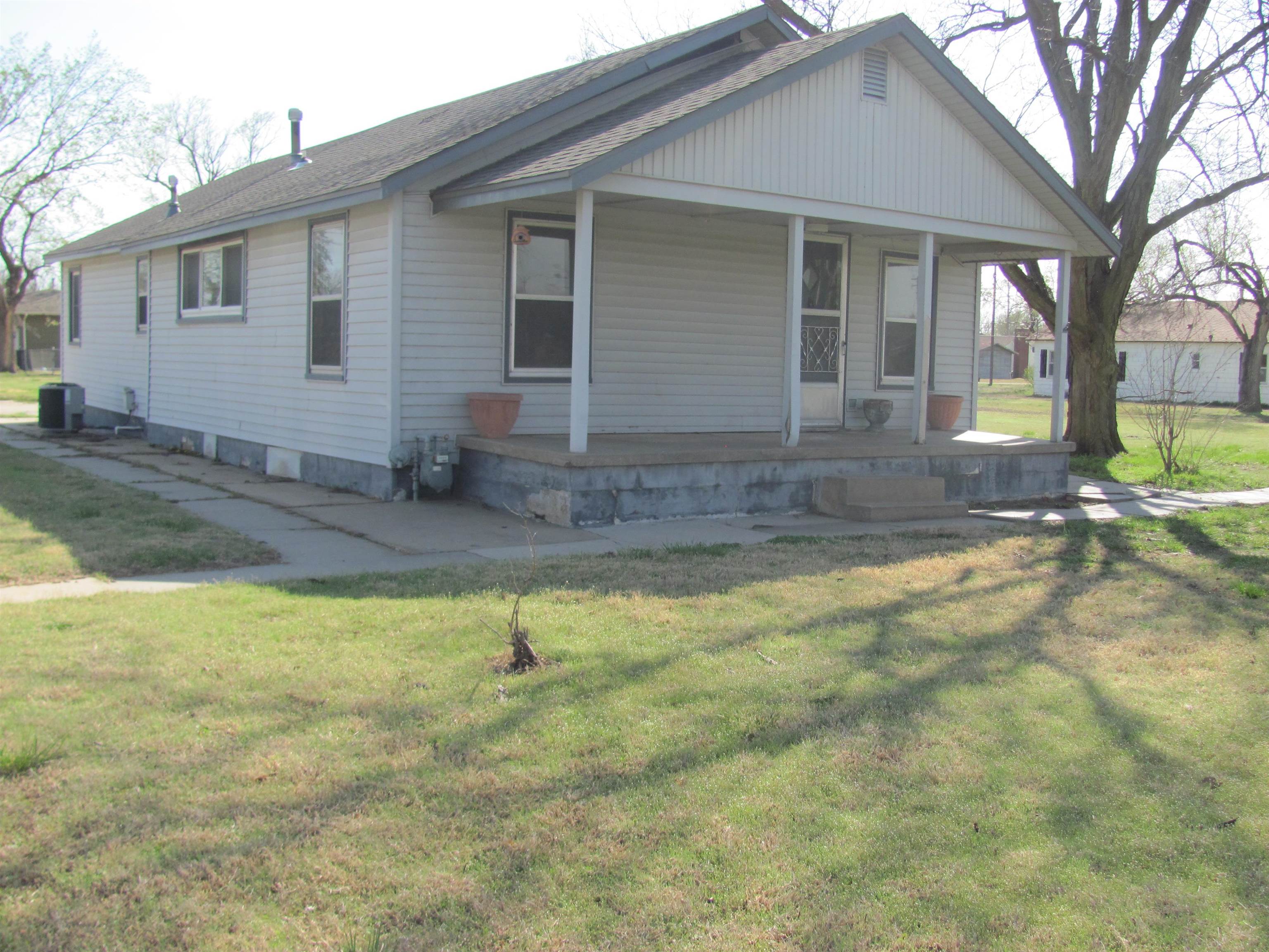 229 E Avenue E Property Photo 1