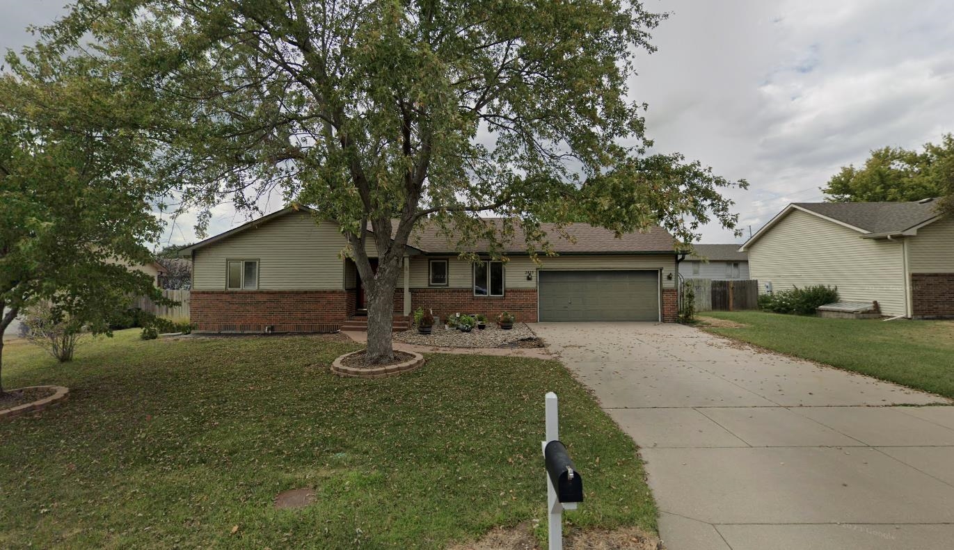 2425 N Wedgewood Dr Property Photo