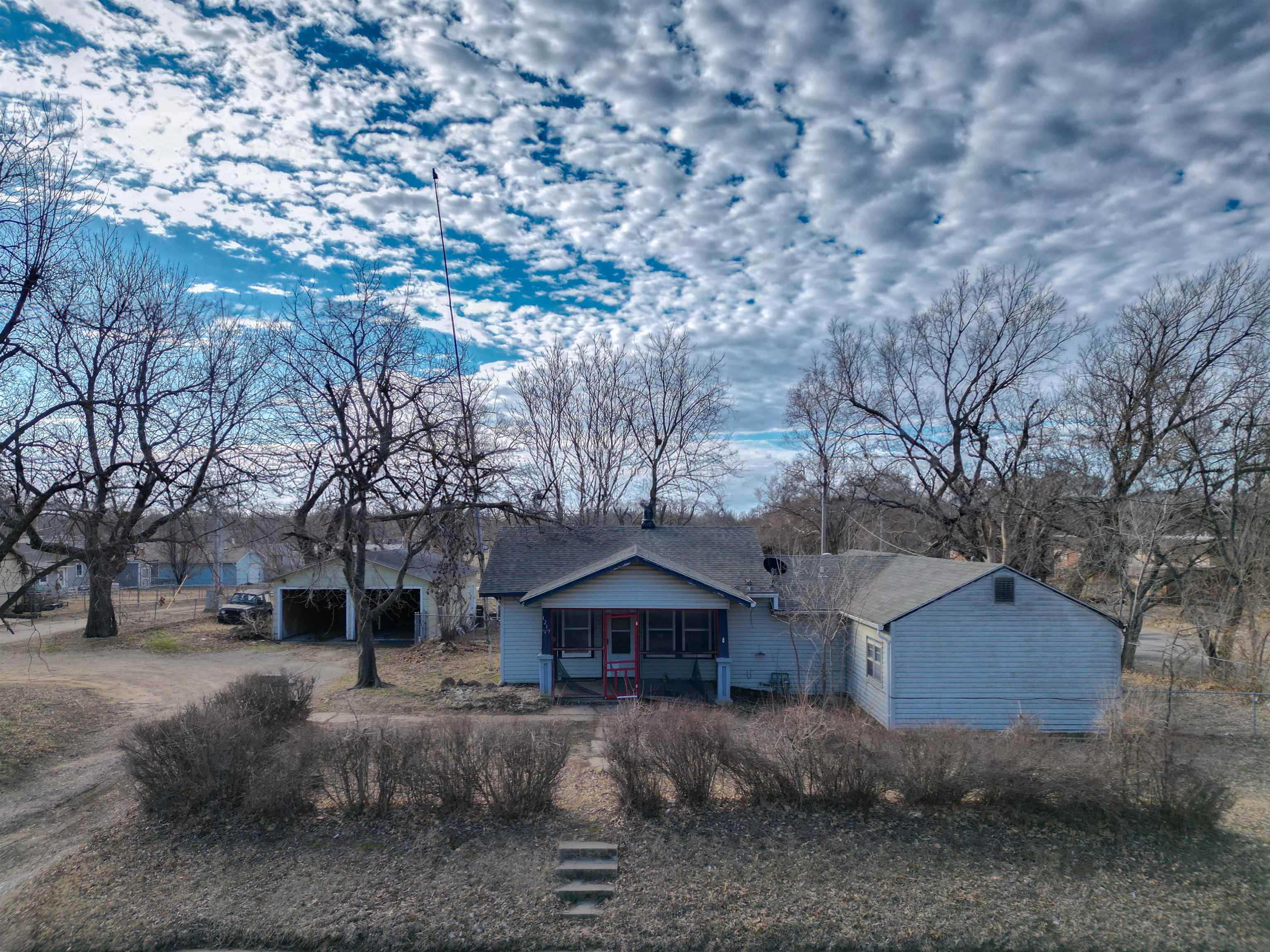 1219 W Kansas Ave Property Photo 1