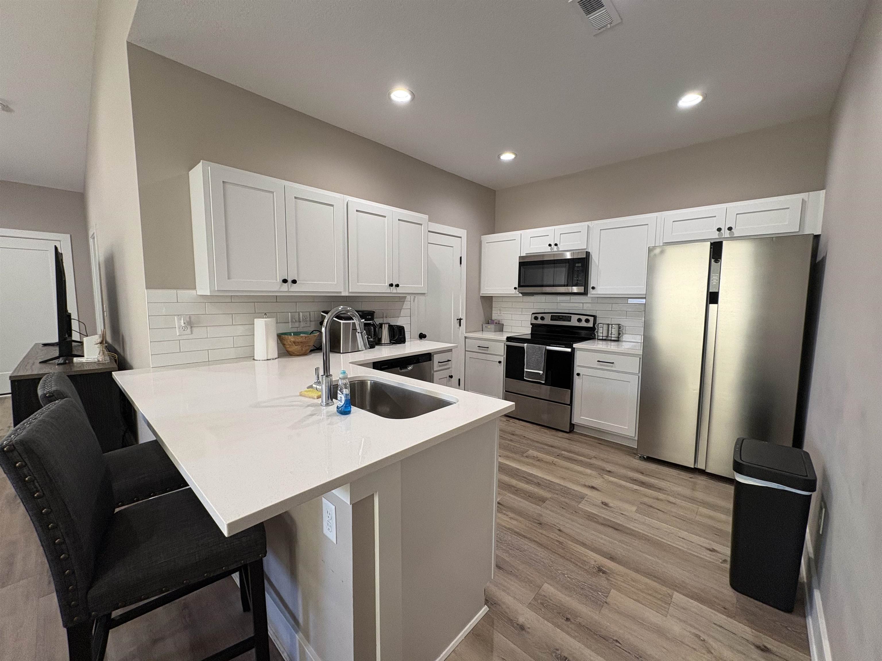 5501-5503 N Sandkey Ct Property Photo 3