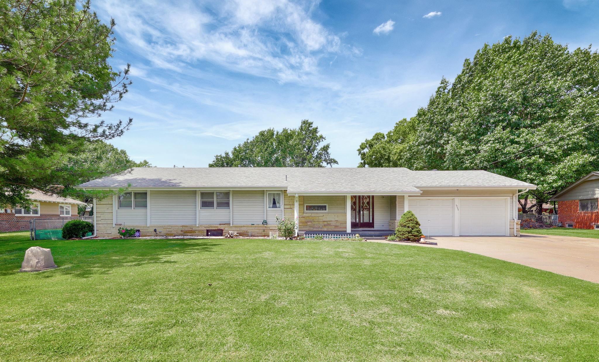 1711 N Young St Property Photo 1