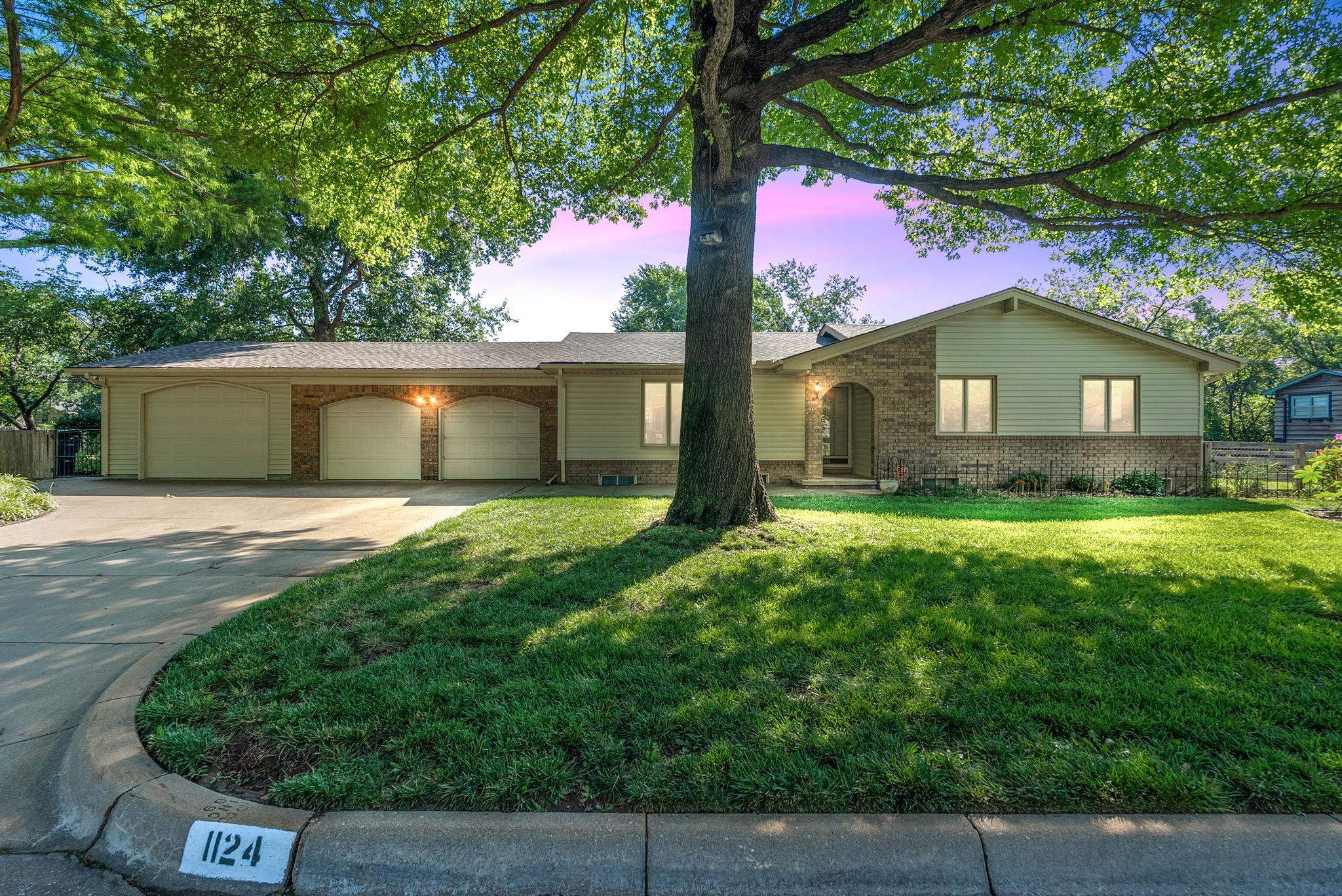 1124 N Chipper Ln Property Photo