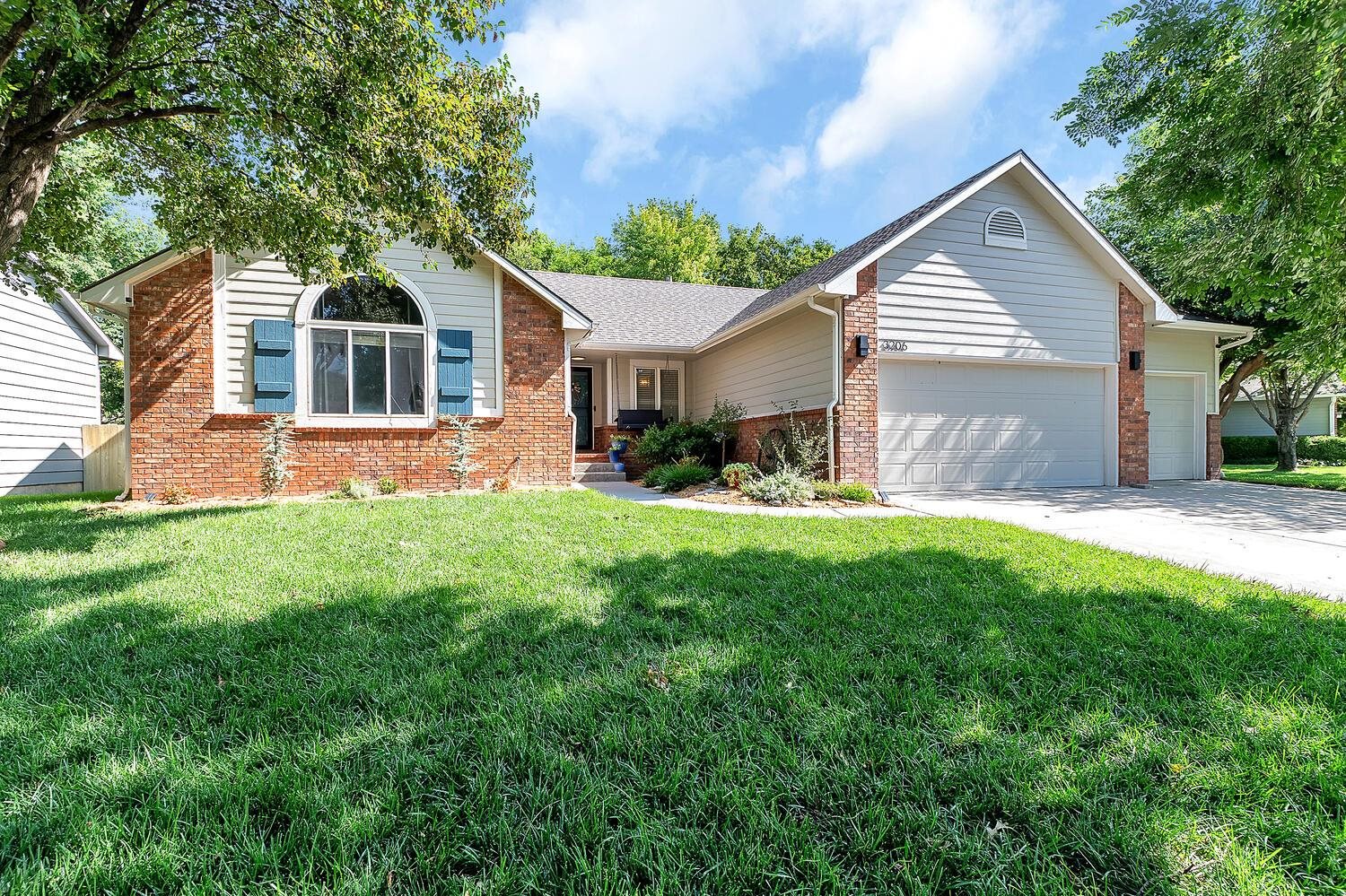 3206 N Forest Lakes St Property Photo 1