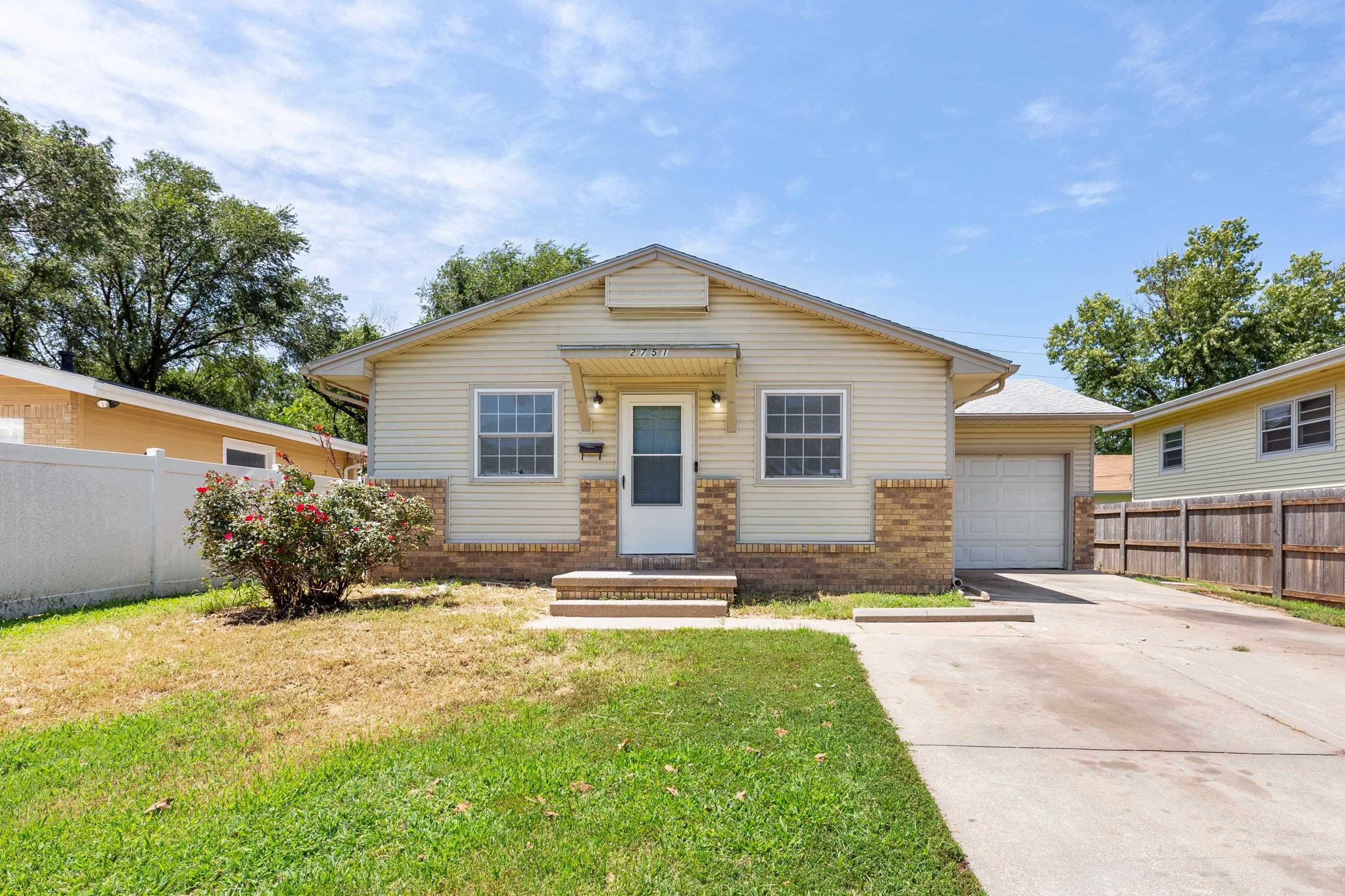 2751 N Fairmount Ave Property Photo 1