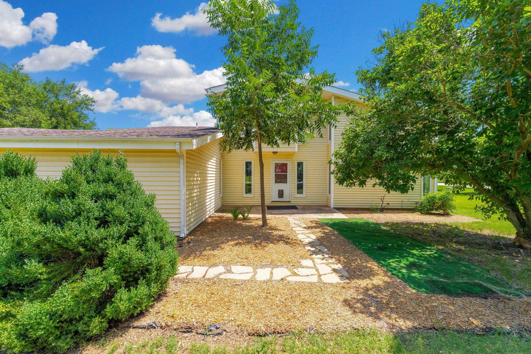 920 S Sharon Dr Property Photo 1