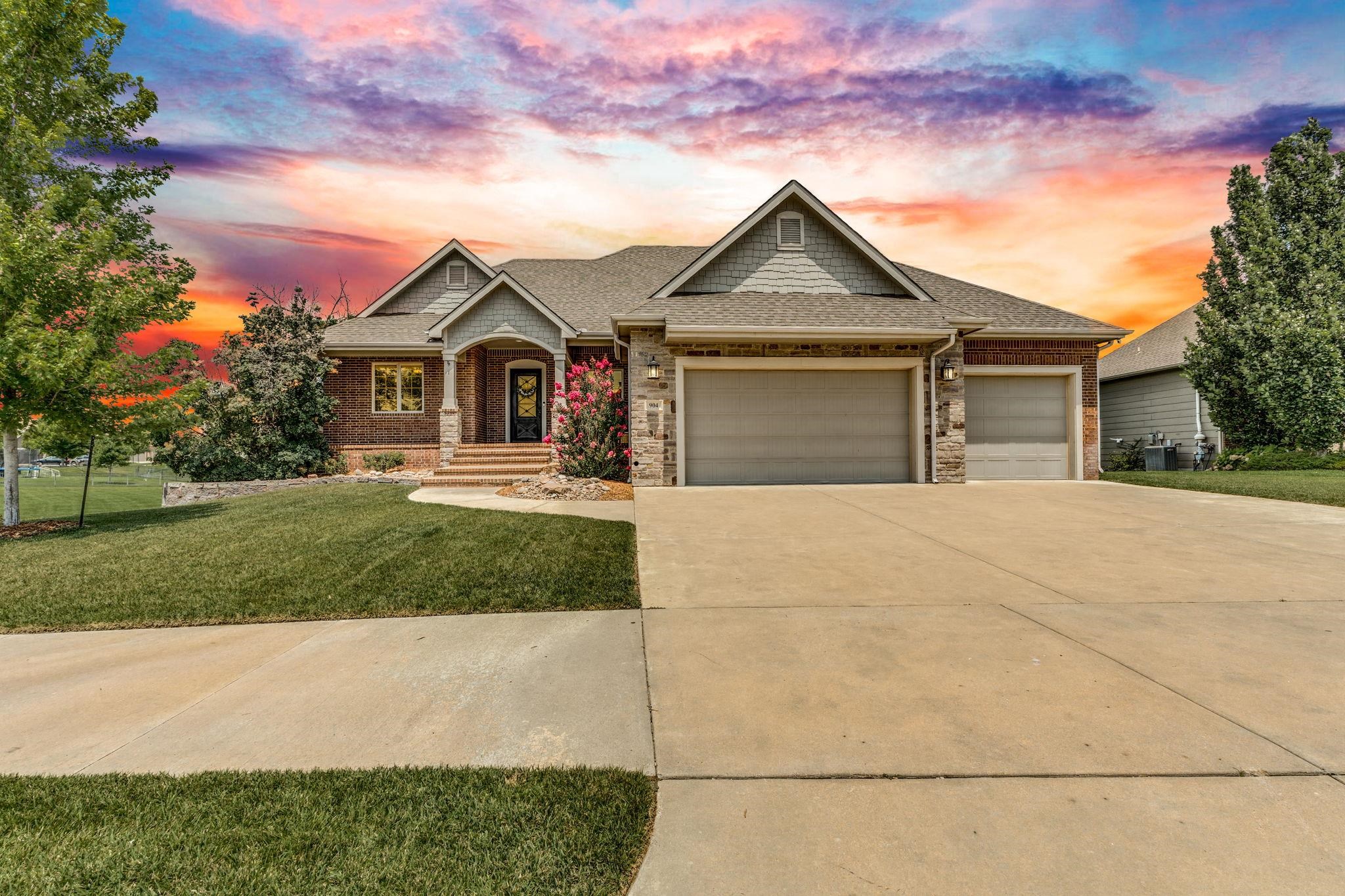 904 E Waterview Dr Property Photo 1