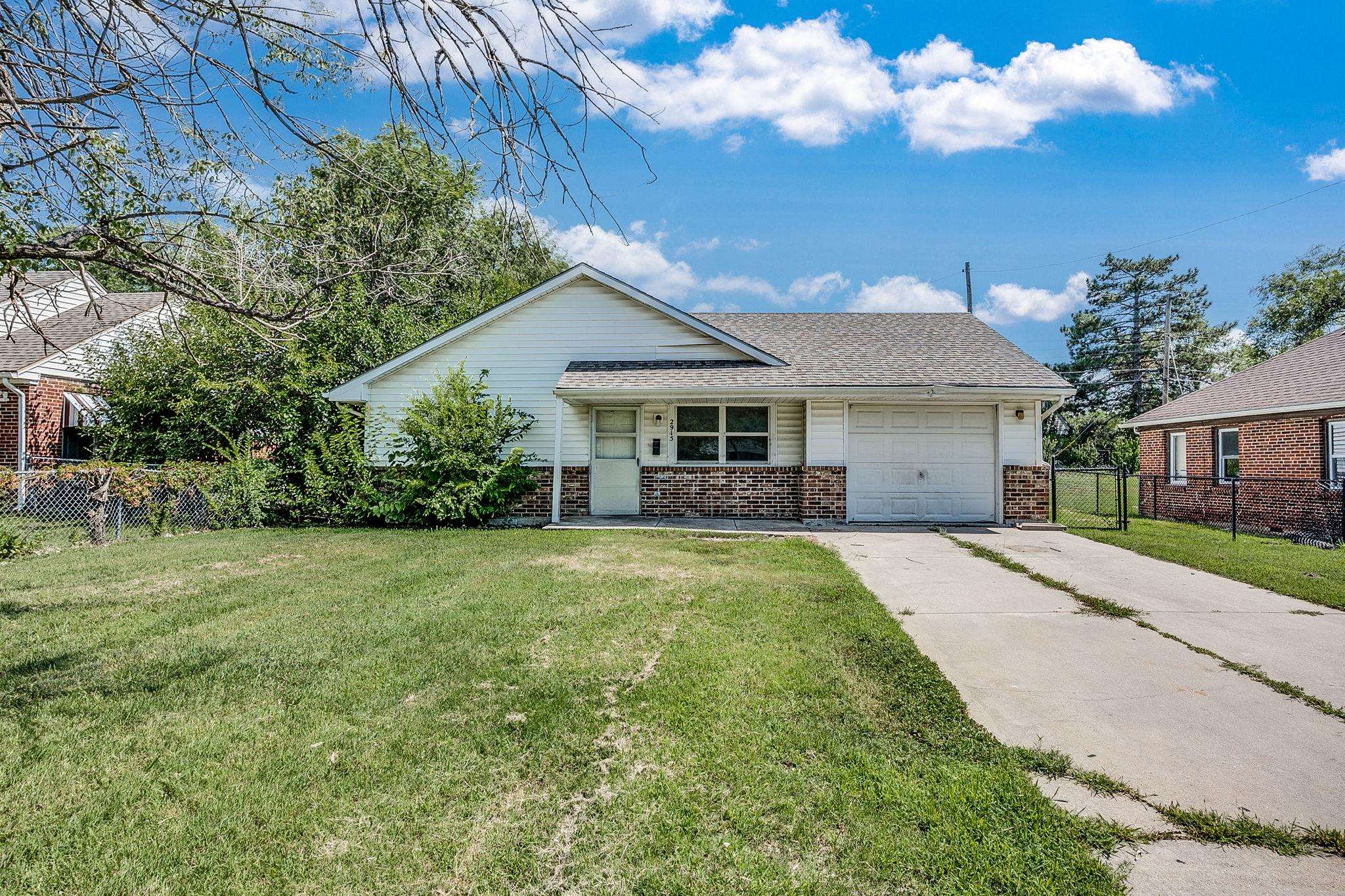 2915 E Shadybrook Ln Property Photo 1