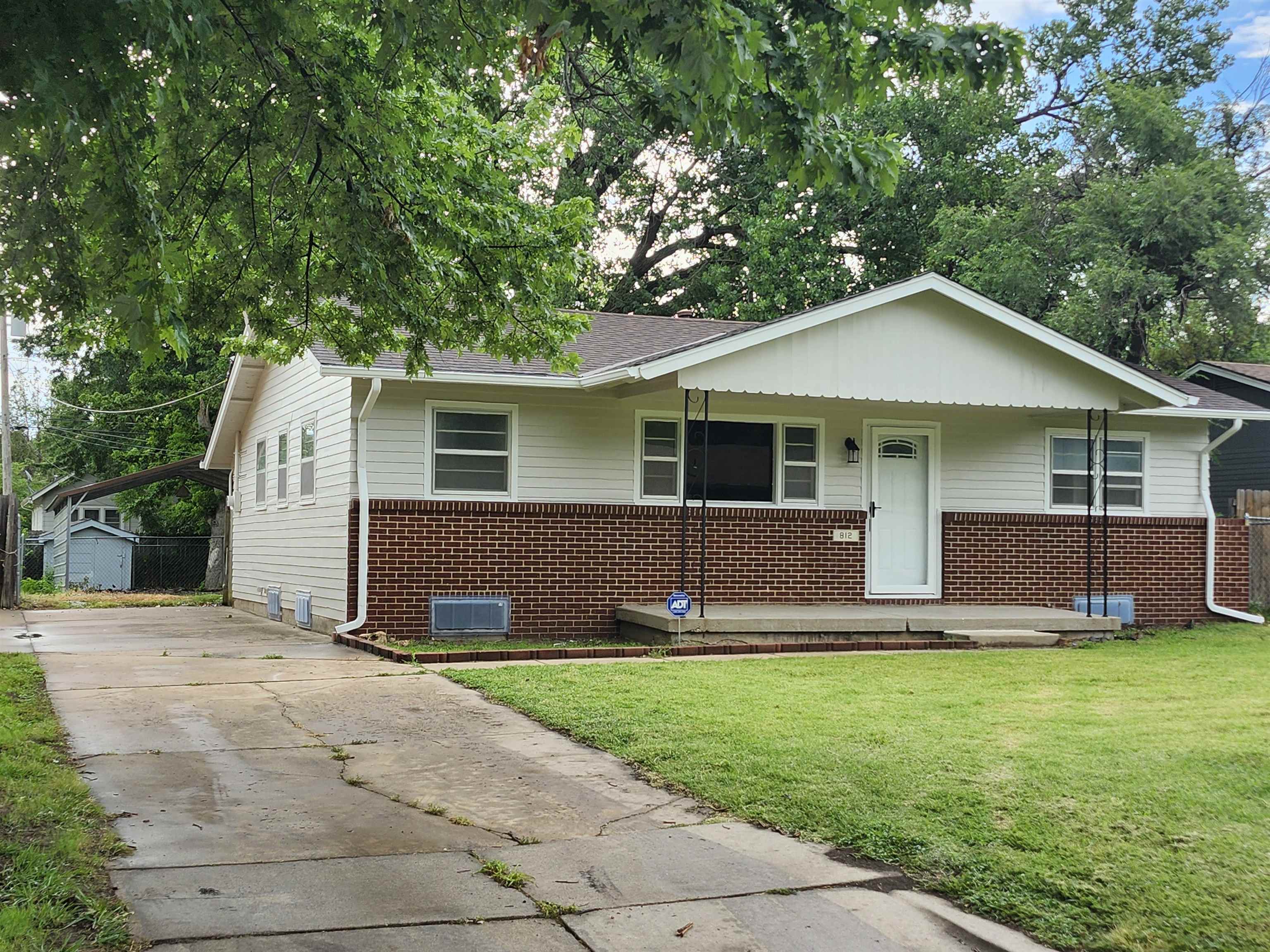 812 N Mount Carmel Ave Property Photo 1