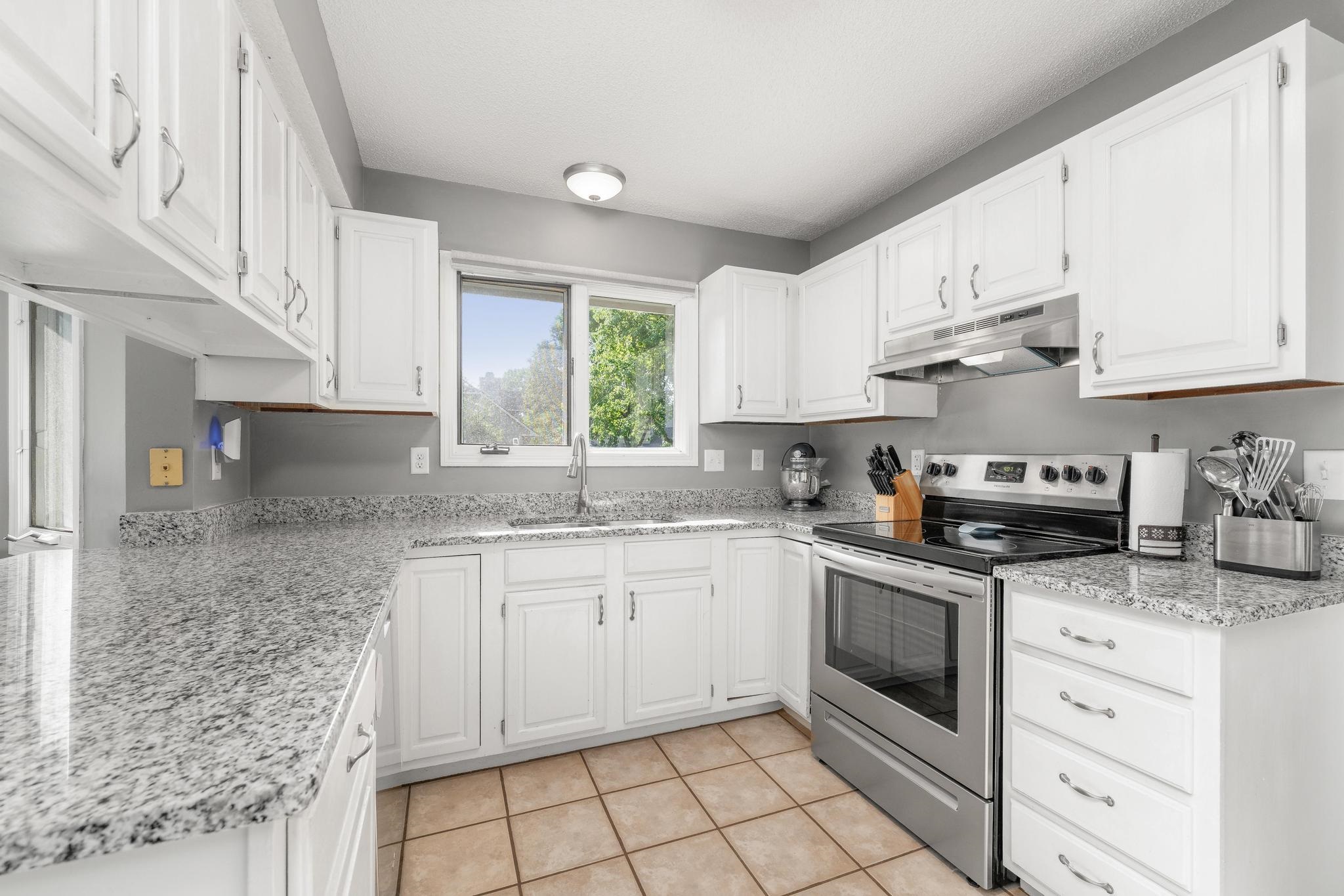 2323 N Stoneybrook Ct Property Photo 8
