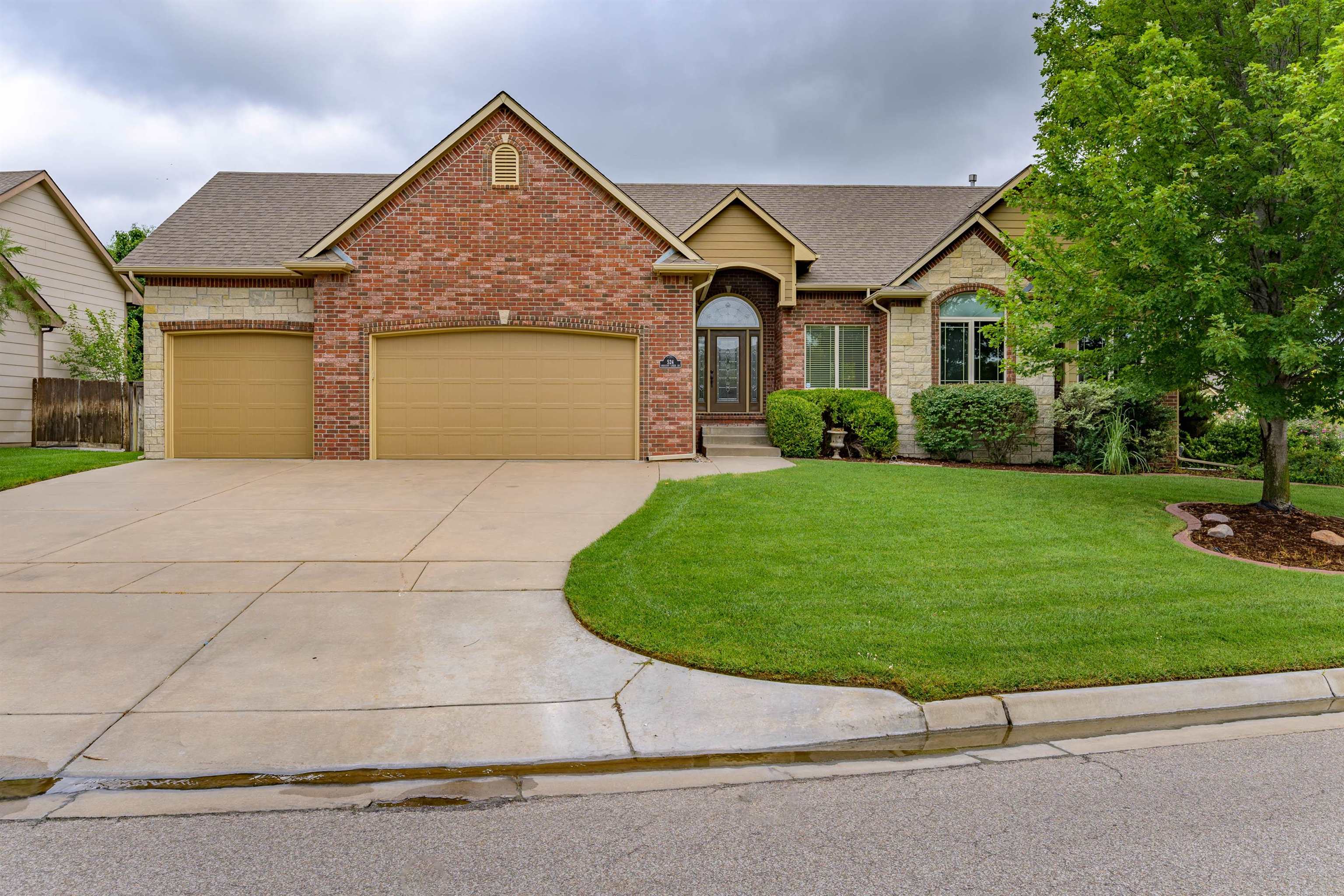 524 E Crescent Lakes Dr Property Photo 1