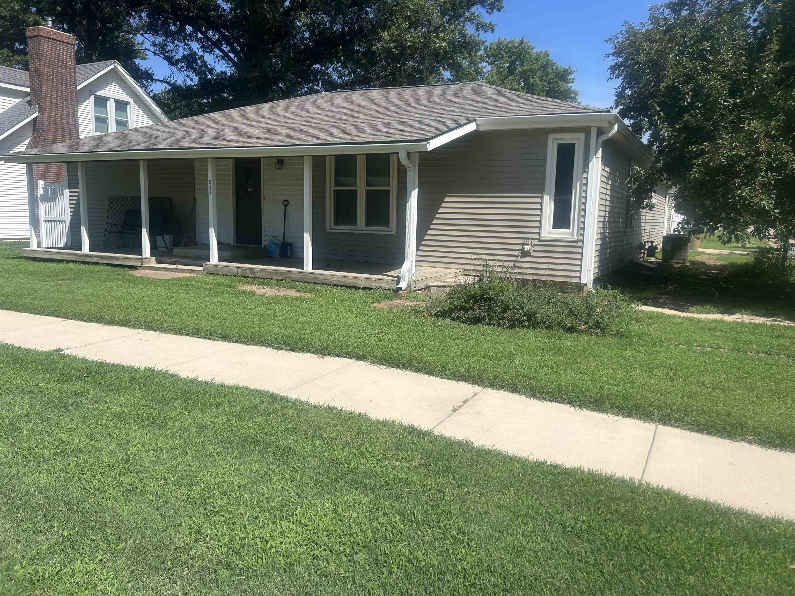 512 E Main St Property Photo 1
