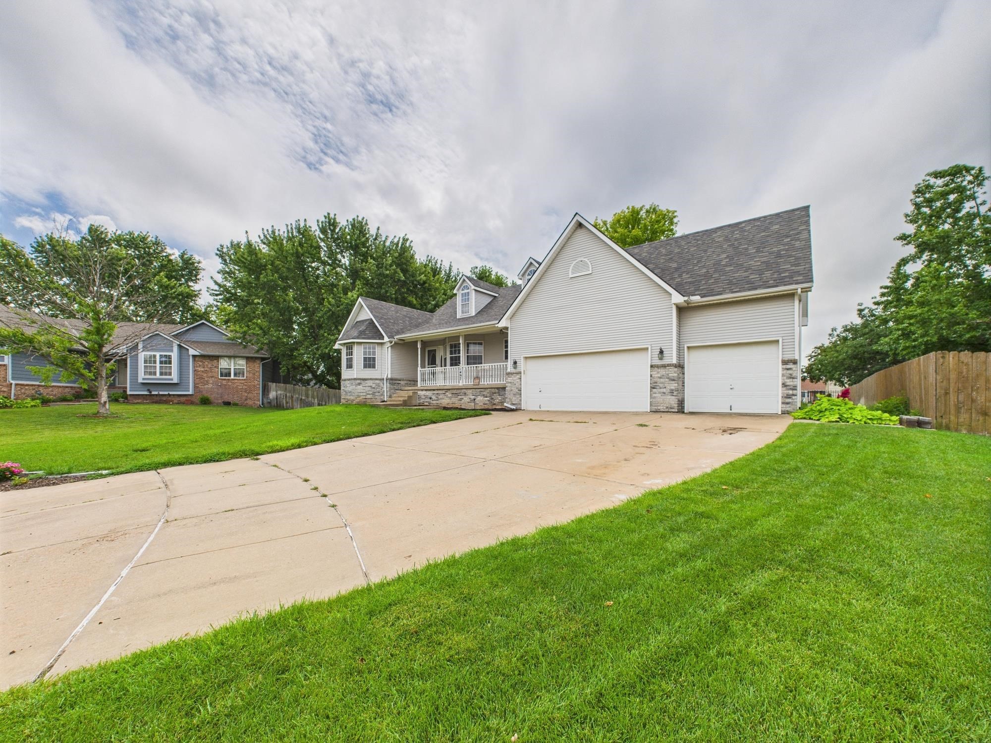 1497 Boxwood Ln Property Photo 2