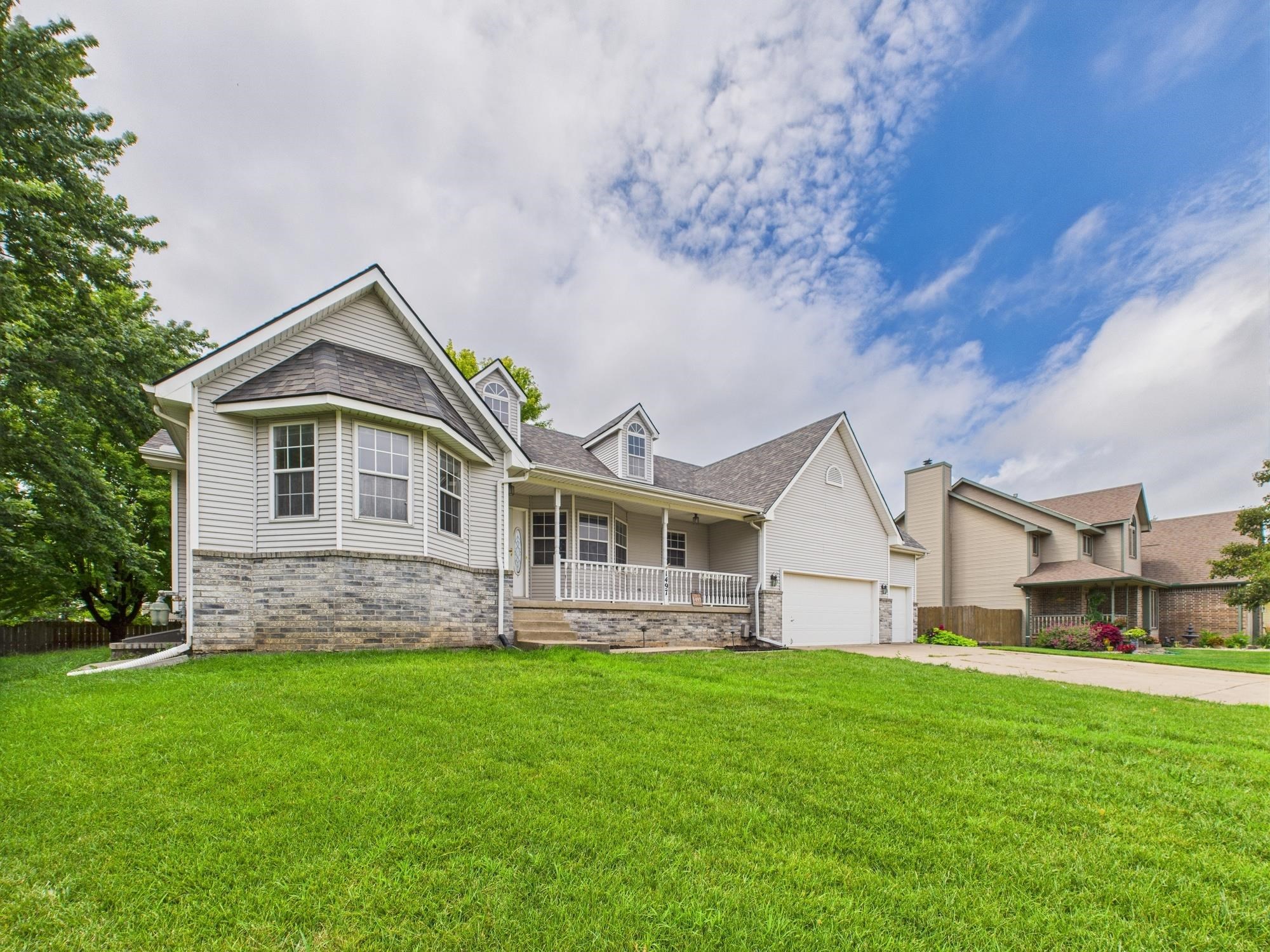 1497 Boxwood Ln Property Photo 3