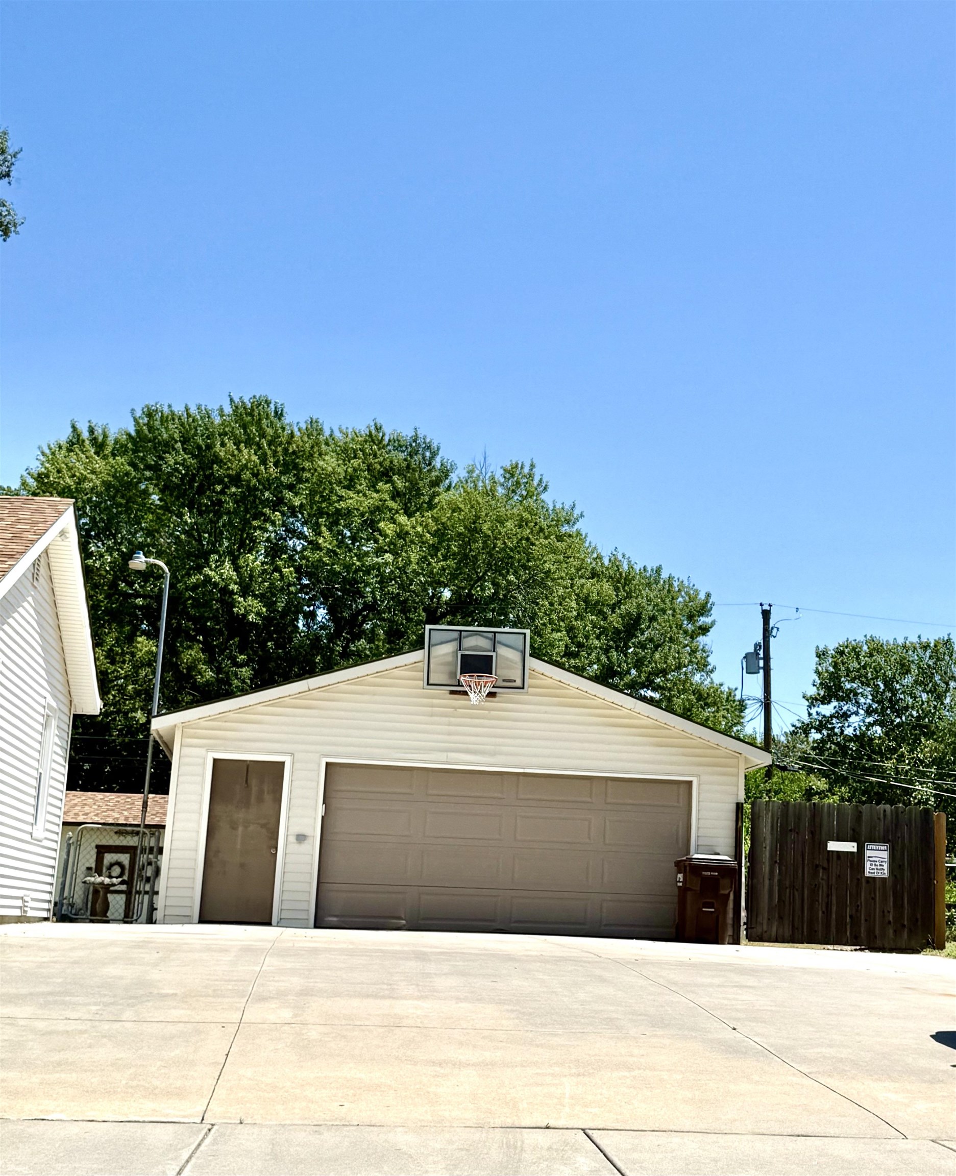 6510 S Ward Pkwy Property Photo 3