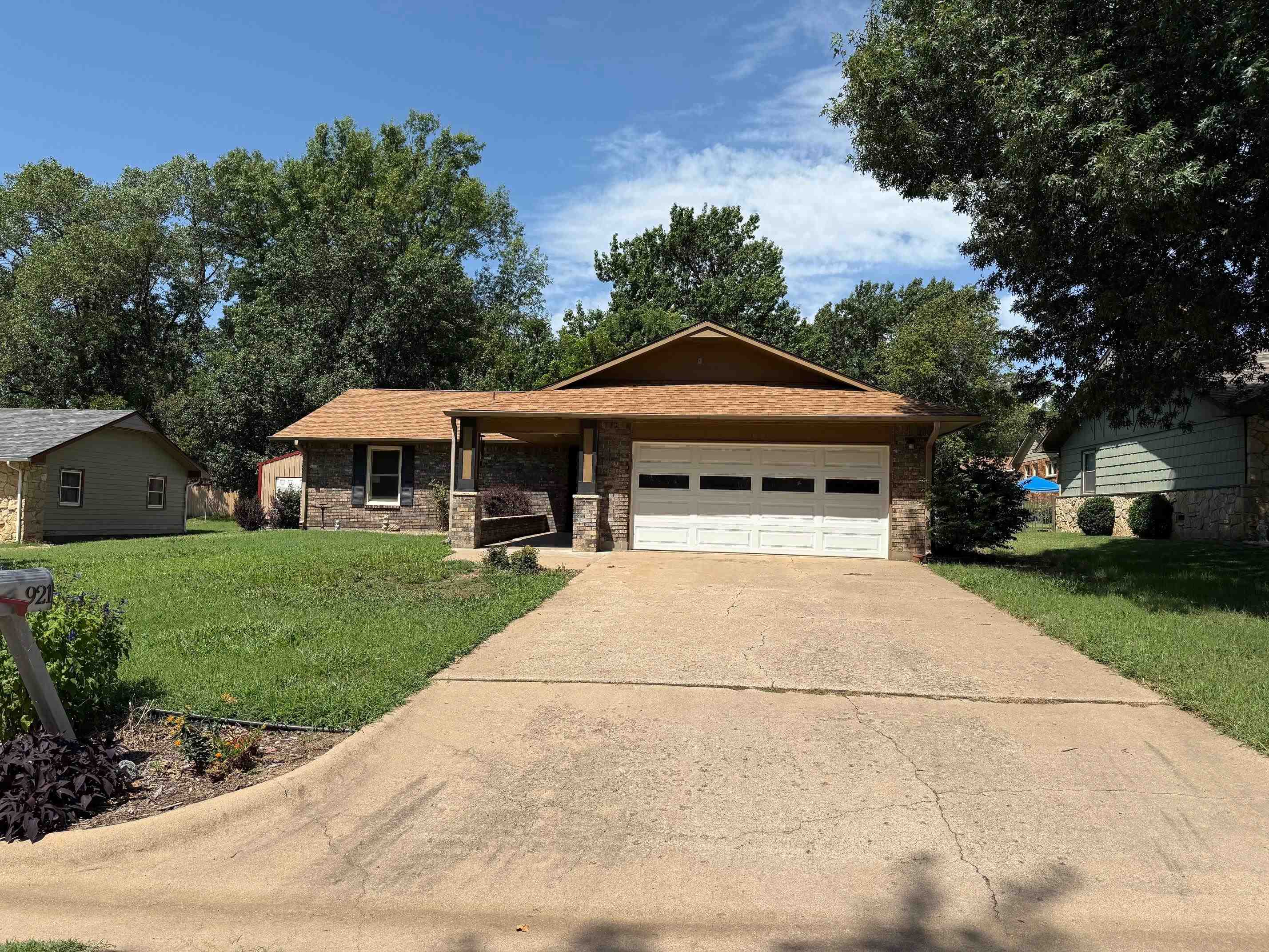 921 Highland Dr Property Photo 1