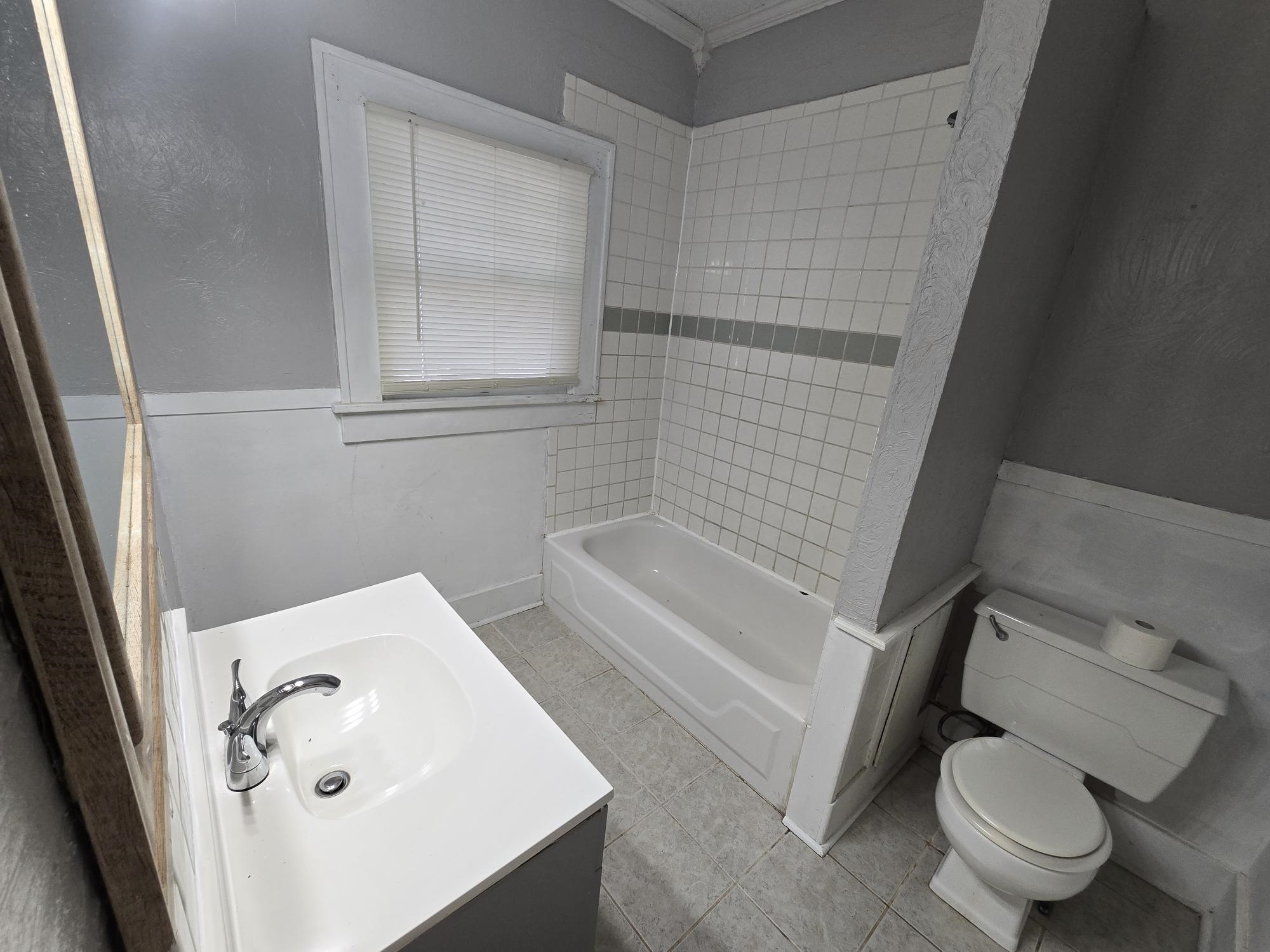 1412 E 2nd Property Photo 6