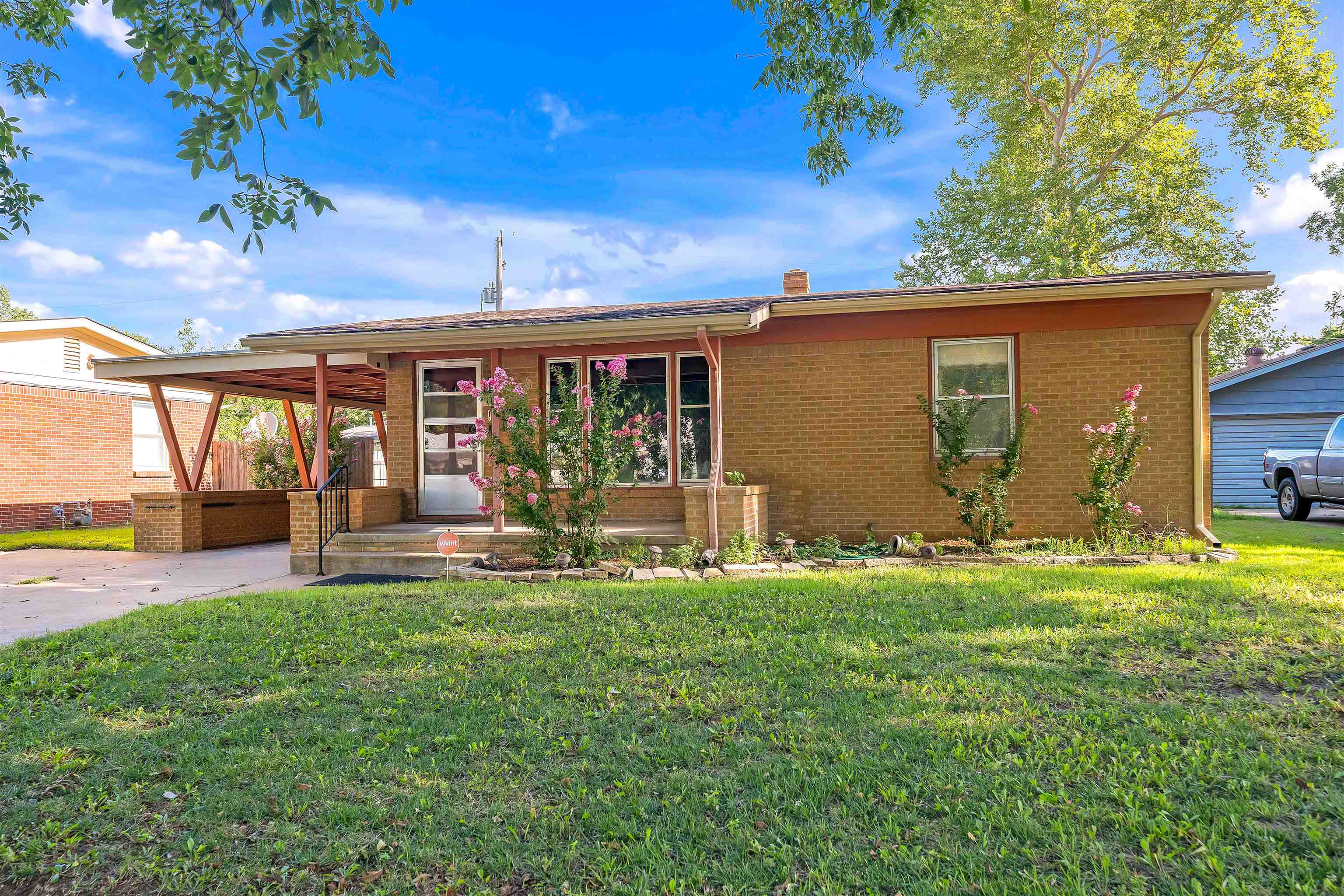 1116 E Alturas St Property Photo 2