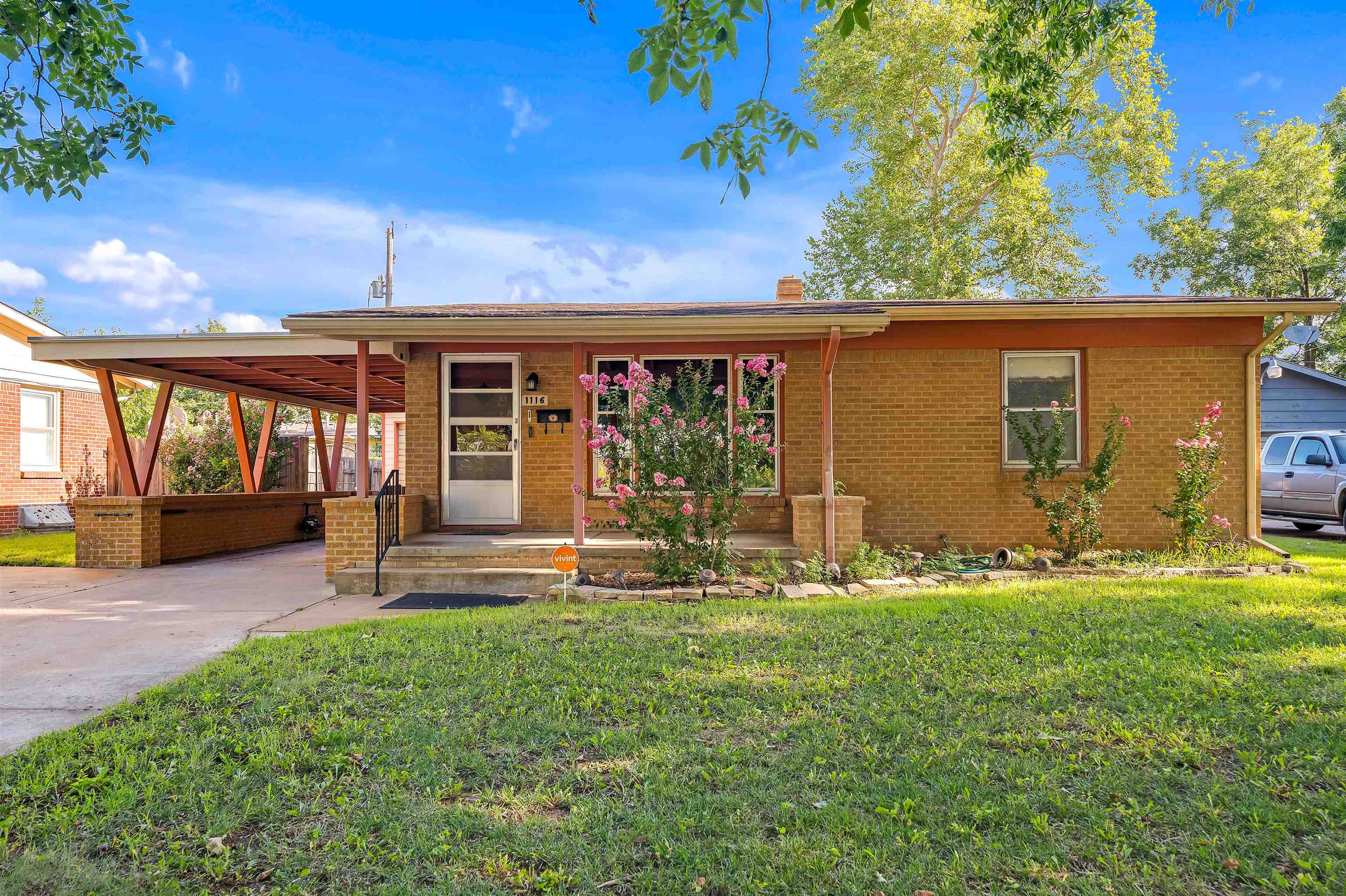 1116 E Alturas St Property Photo 3