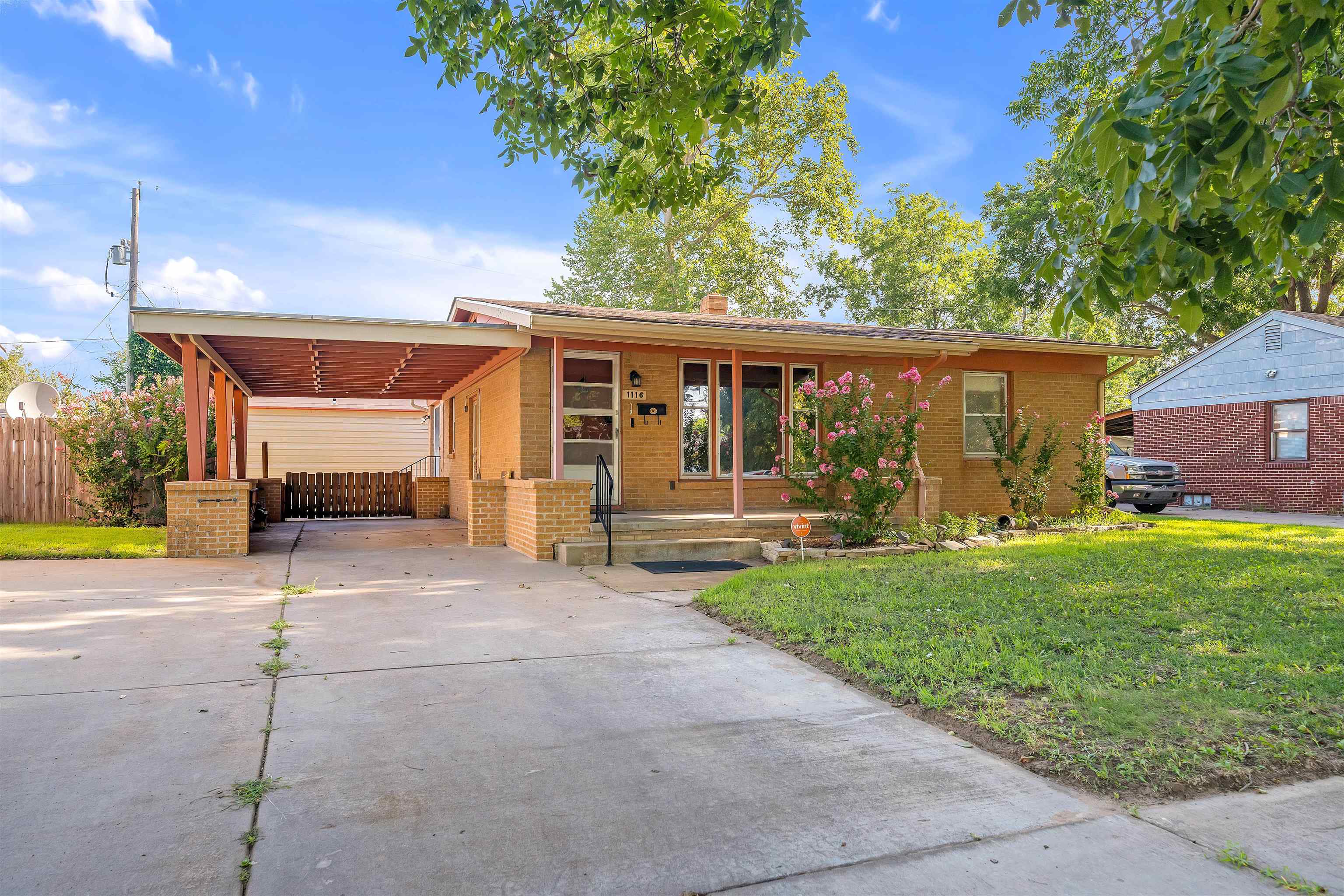 1116 E Alturas St Property Photo 4