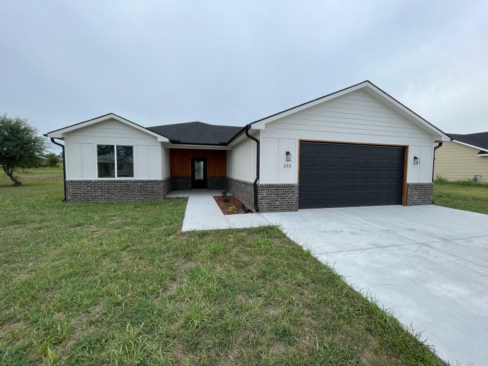 233 S Sycamore Dr Property Photo