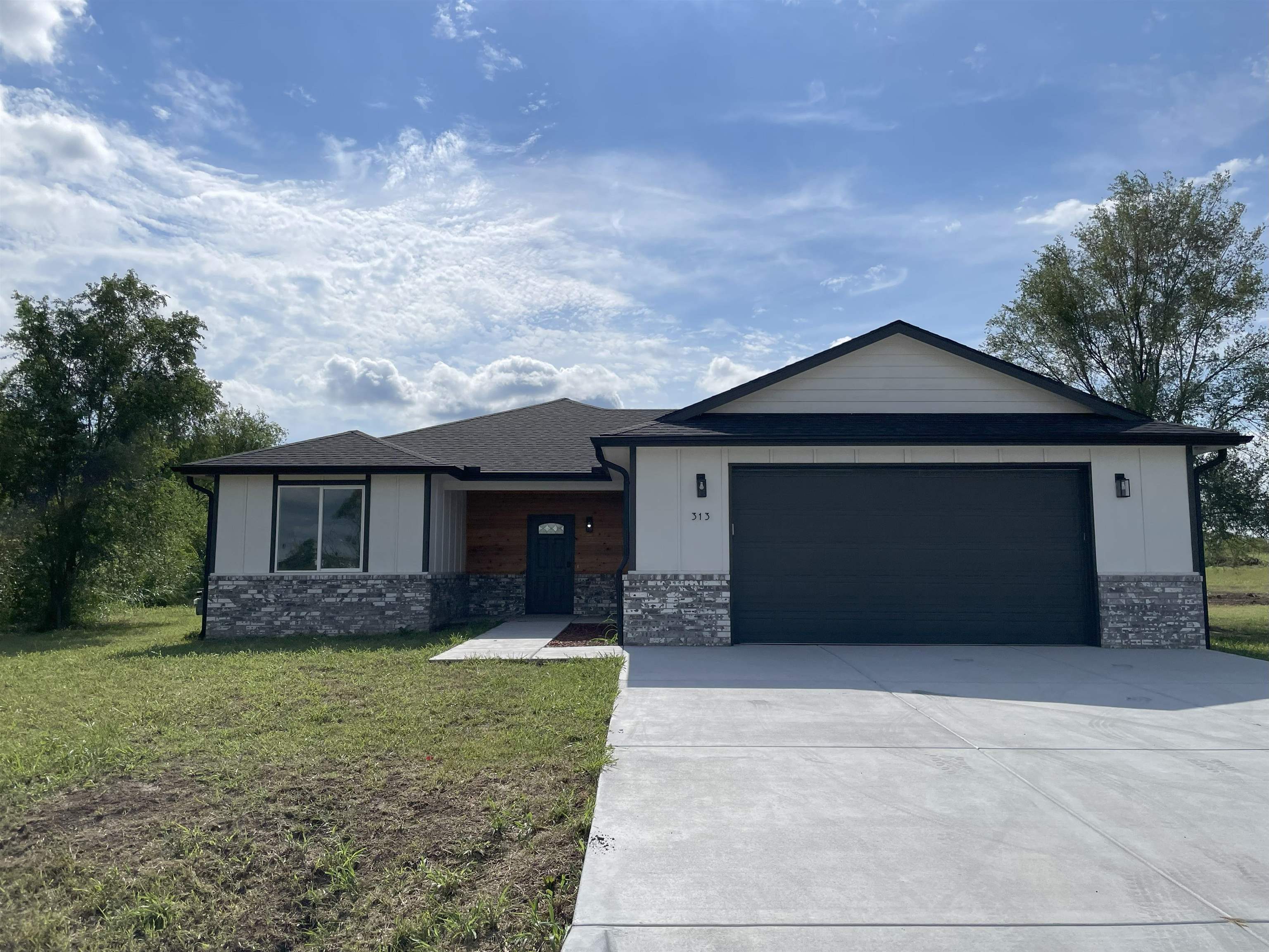 313 S Sycamore Dr Property Photo