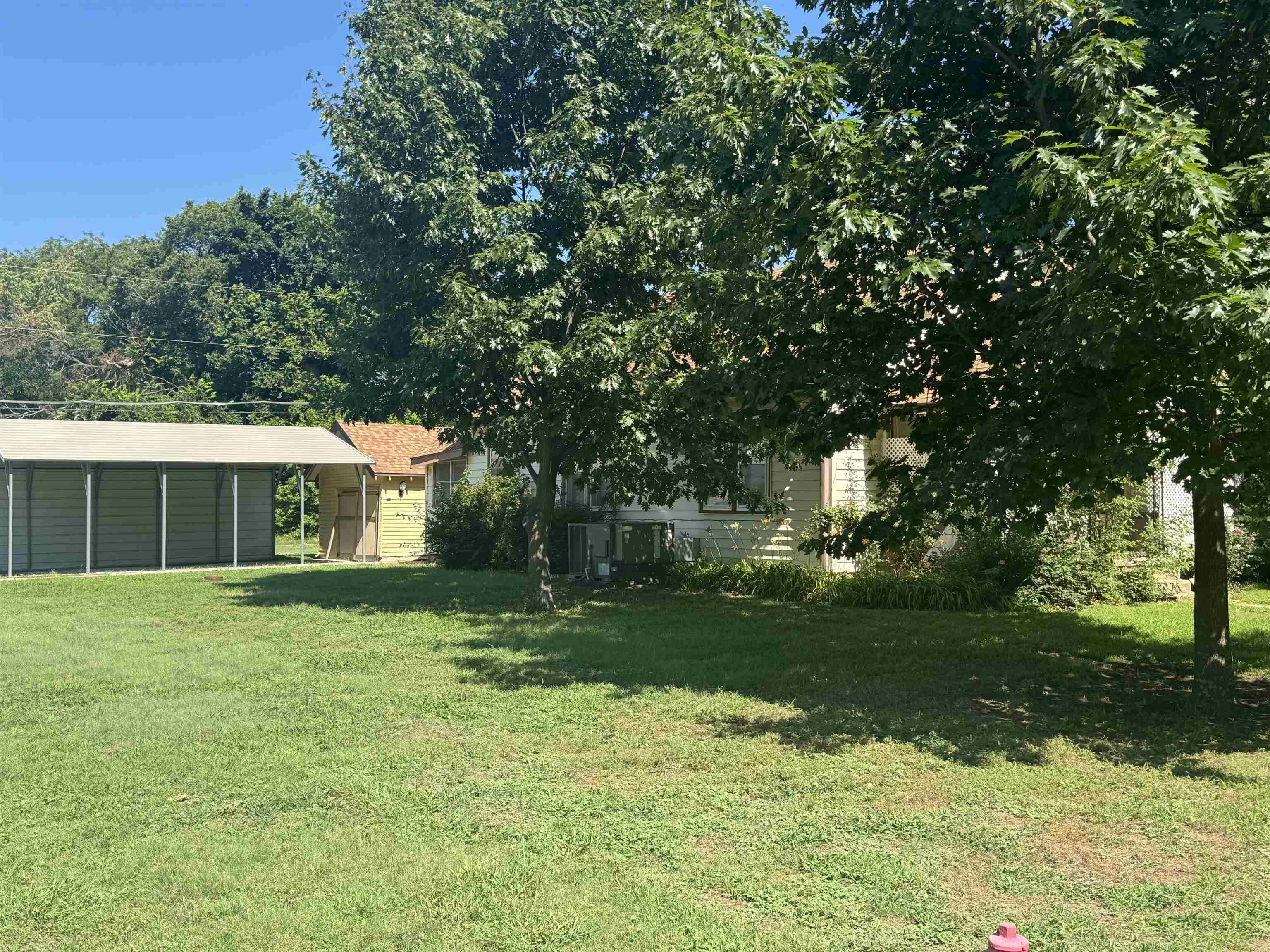 403 Elm St Property Photo 4