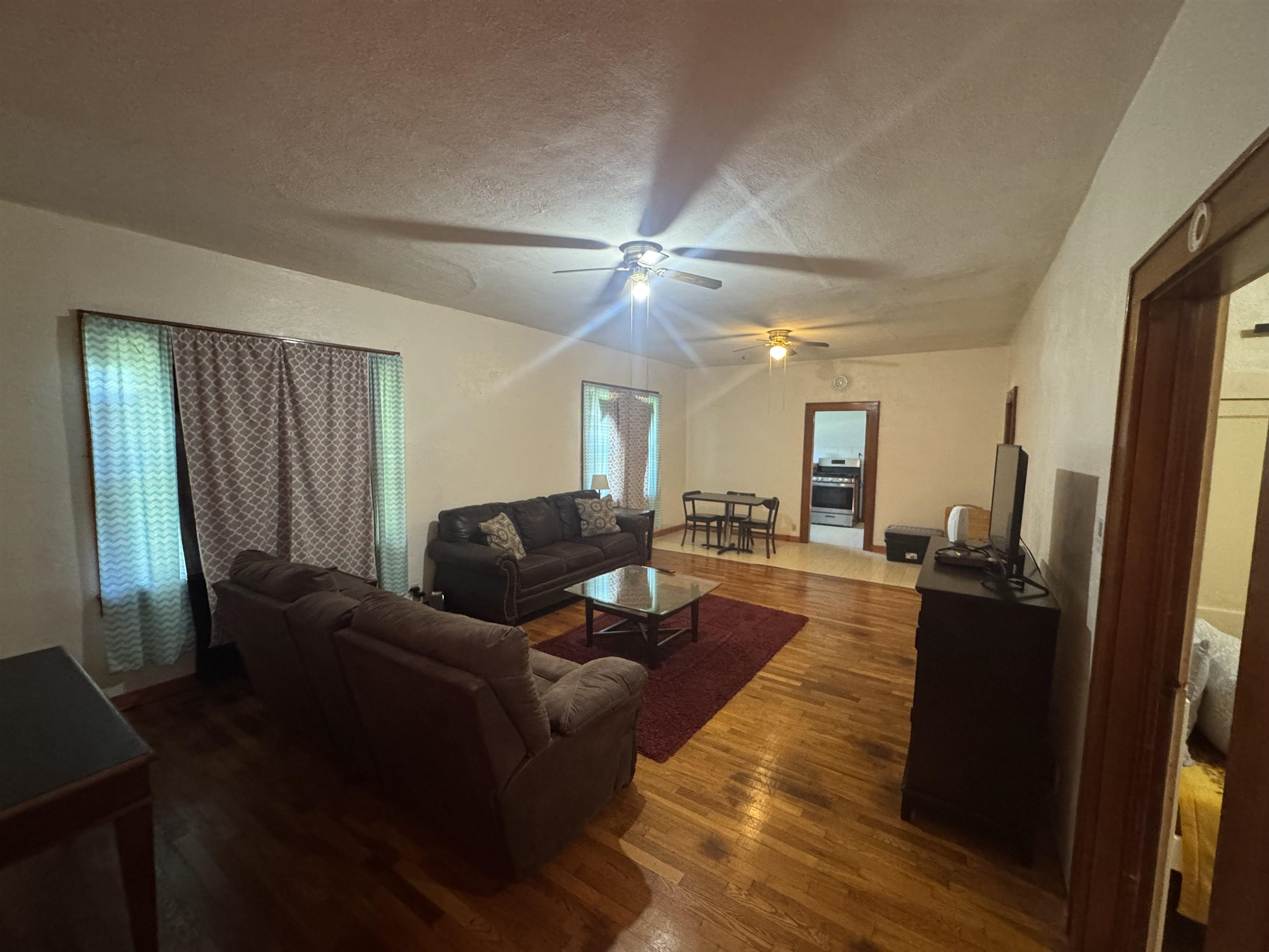 403 Elm St Property Photo 6