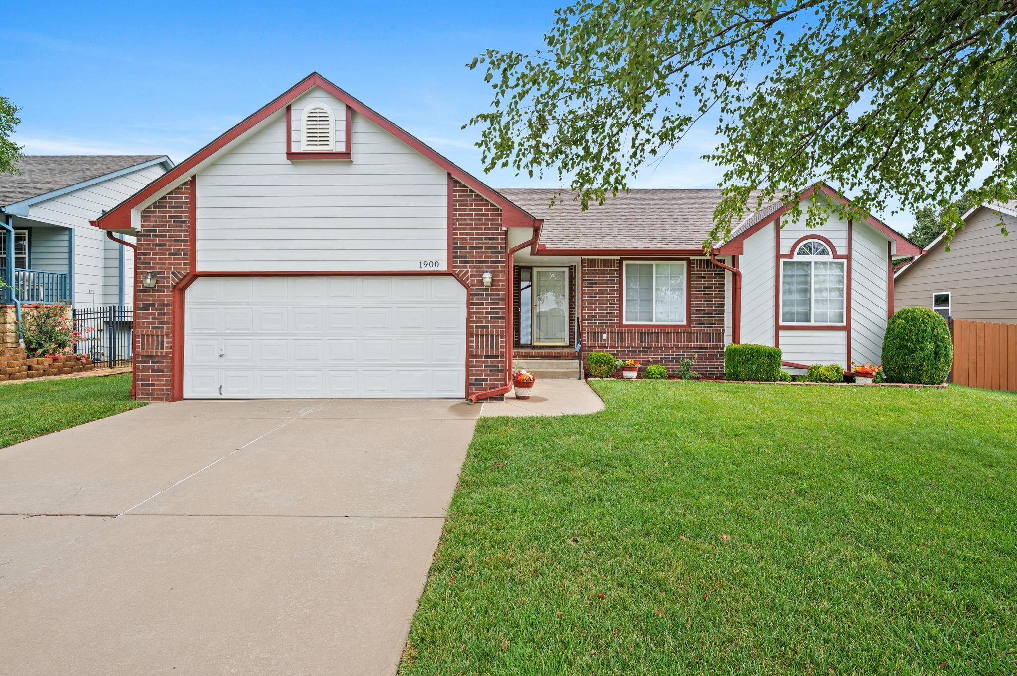 1900 E Glen Hills Dr Property Photo 1